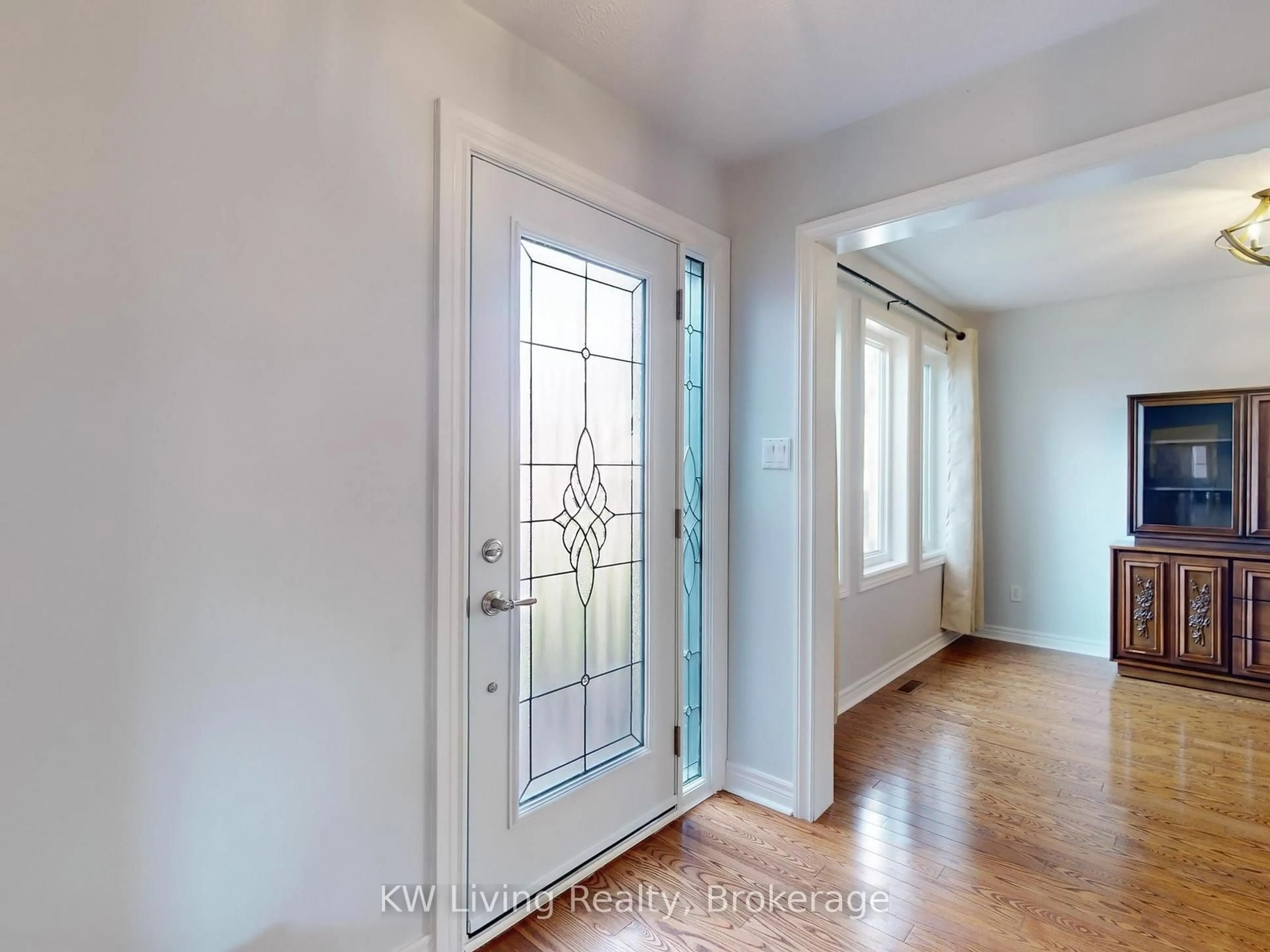 Indoor entryway for 101 Fairwood Dr, Georgina Ontario L4P 3Y1