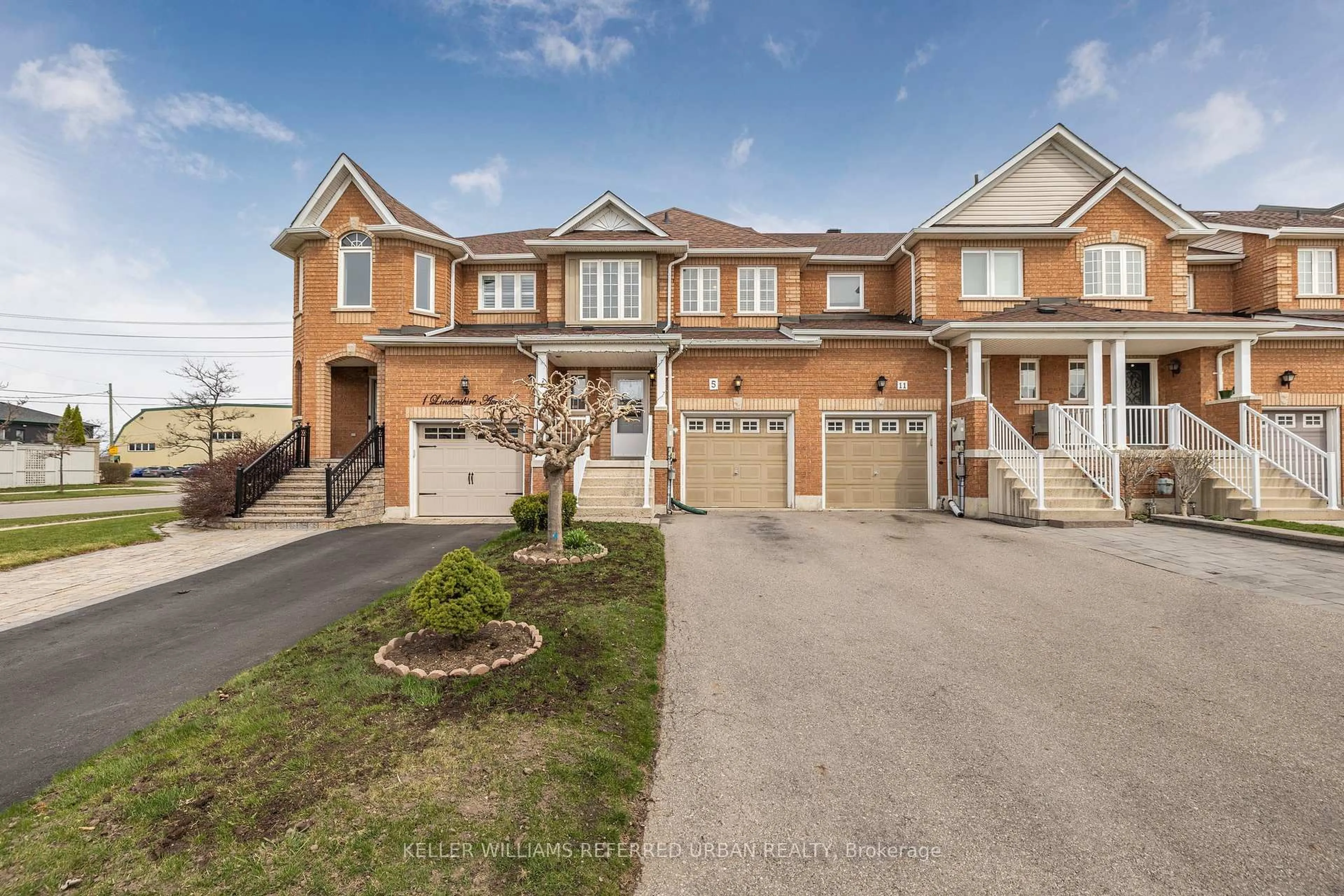 A pic from outside/outdoor area/front of a property/back of a property/a pic from drone, street for 5 Lindenshire Ave, Vaughan Ontario L6A 4A4