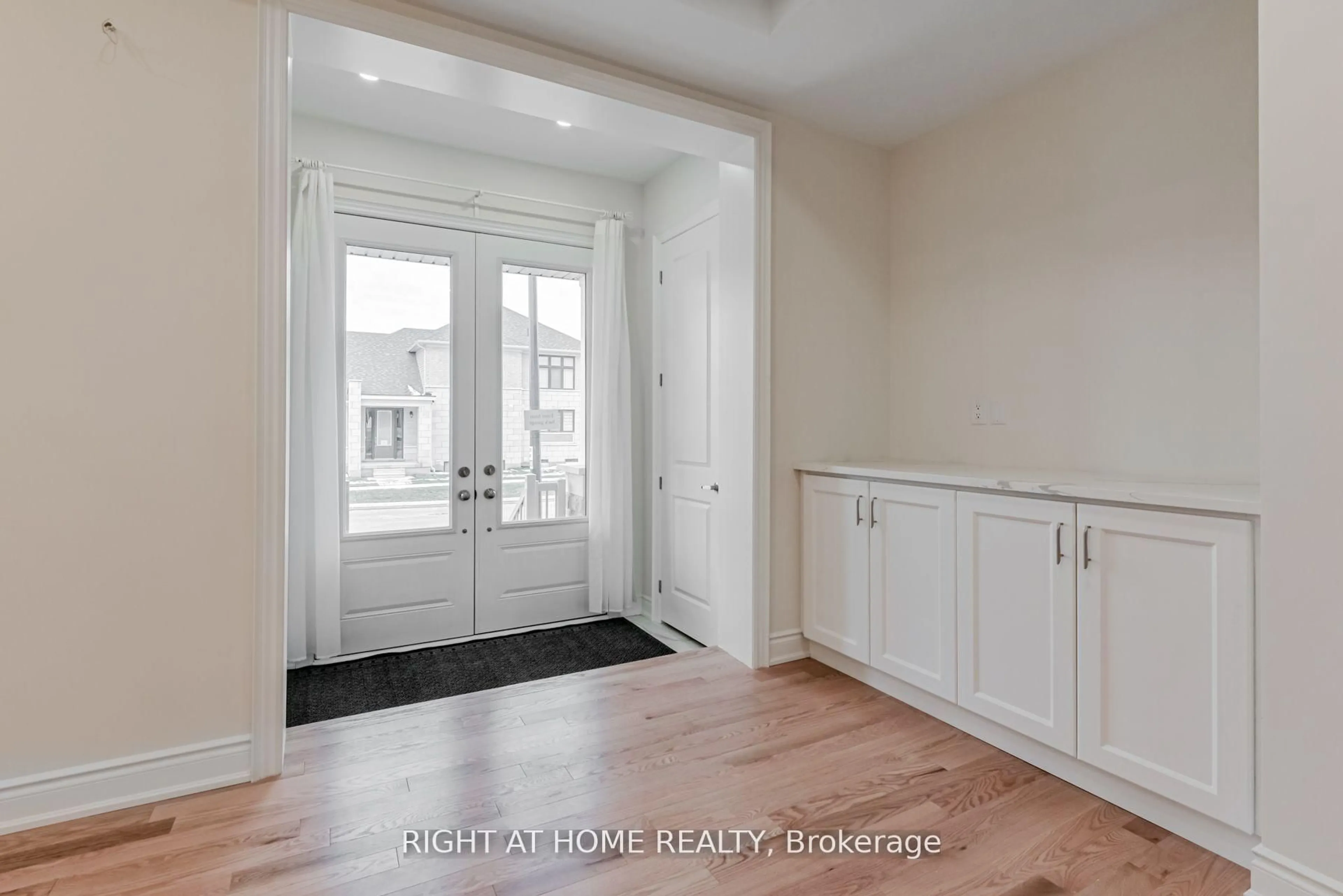Indoor entryway for 12 Hearthwood Gate, Whitchurch-Stouffville Ontario L4A 4X1