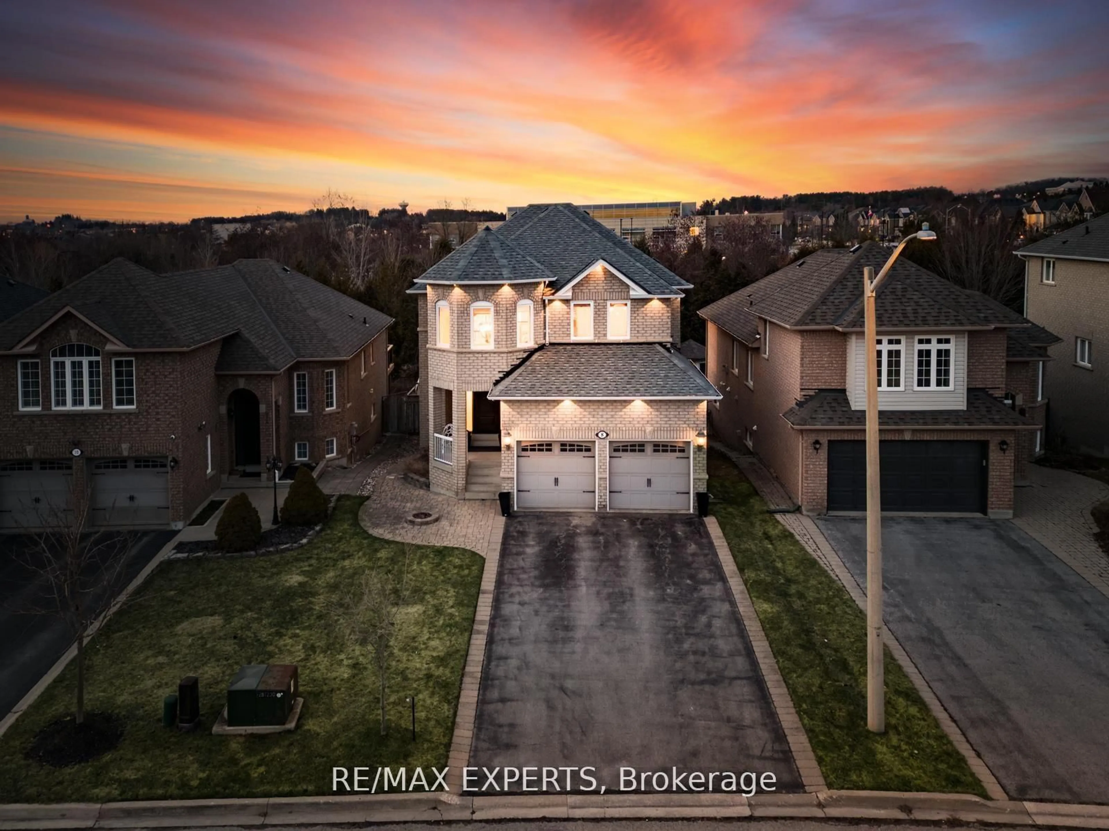 A pic from outside/outdoor area/front of a property/back of a property/a pic from drone, street for 8 Wildflower Dr, Richmond Hill Ontario L4E 3Y5
