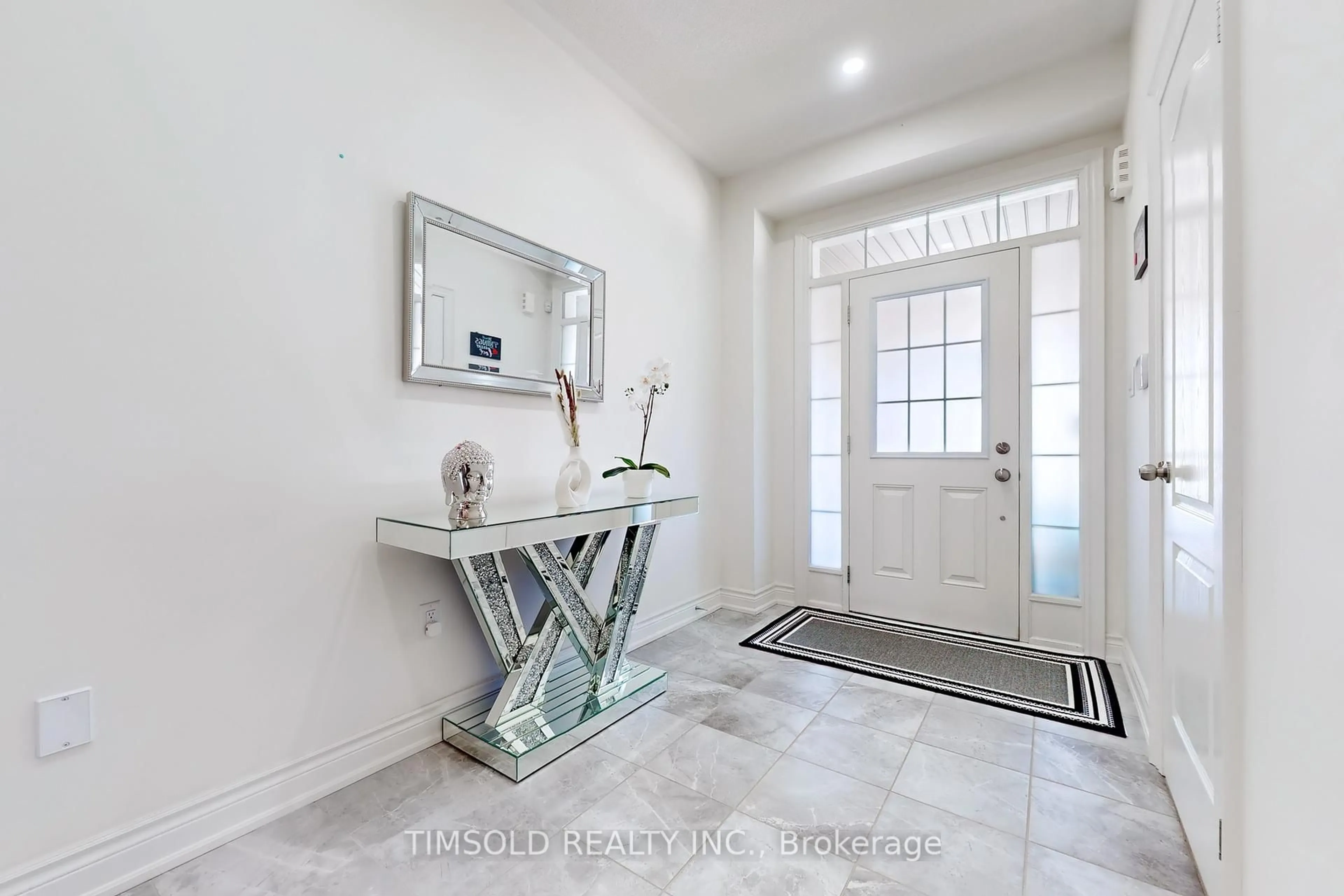 Indoor entryway for 807 Langford Blvd, Bradford West Gwillimbury Ontario L3Z 0K2