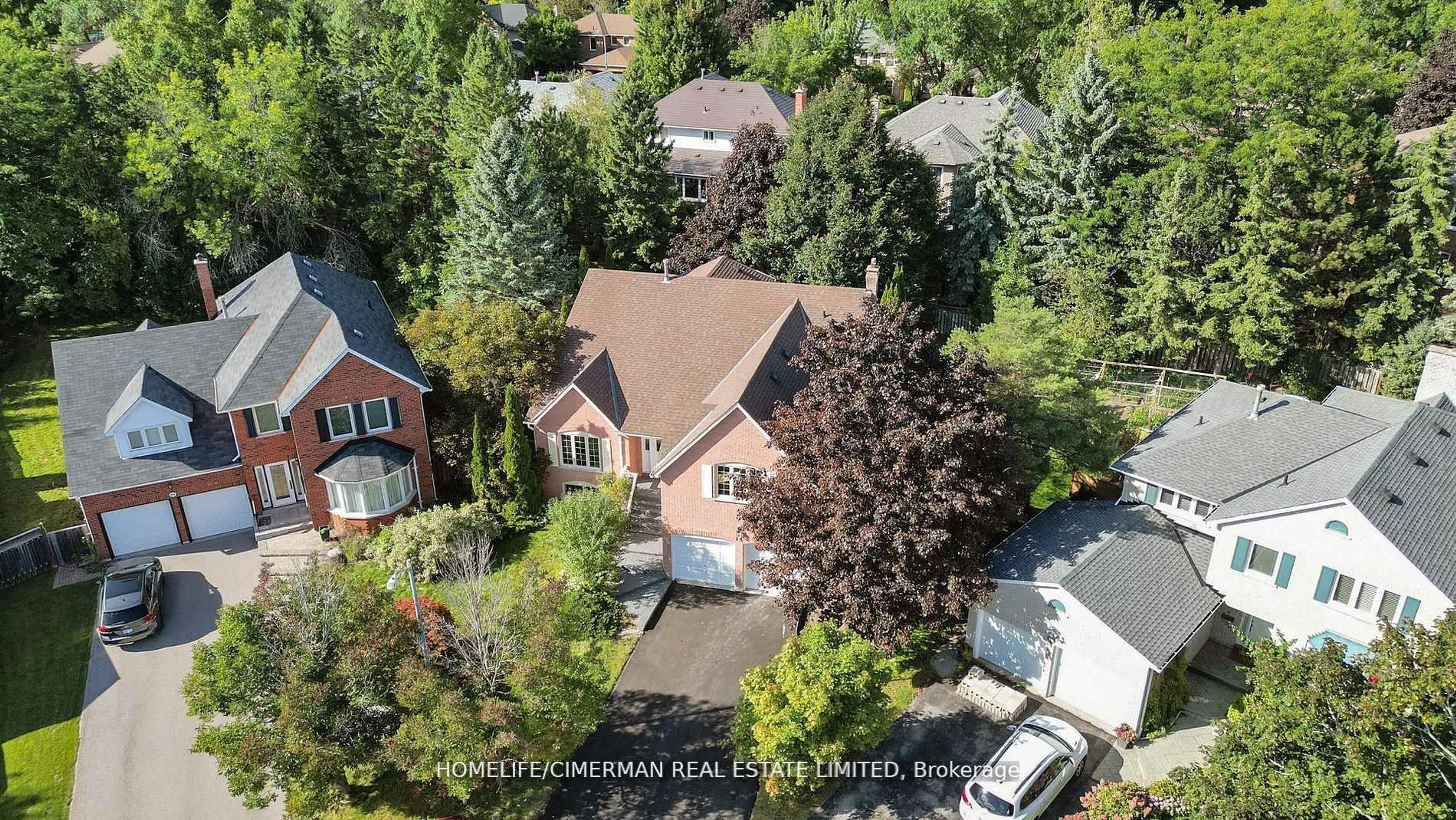 A pic from outside/outdoor area/front of a property/back of a property/a pic from drone, street for 14 Laurwood Crt, Aurora Ontario L4G 5C2