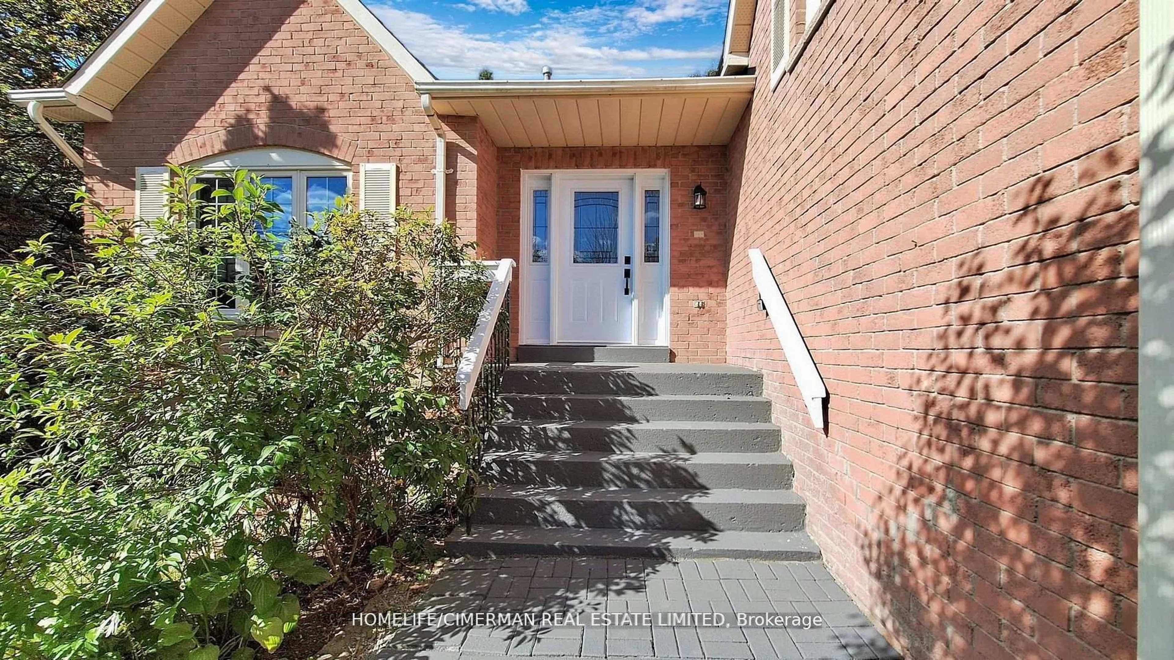 Indoor foyer for 14 Laurwood Crt, Aurora Ontario L4G 5C2