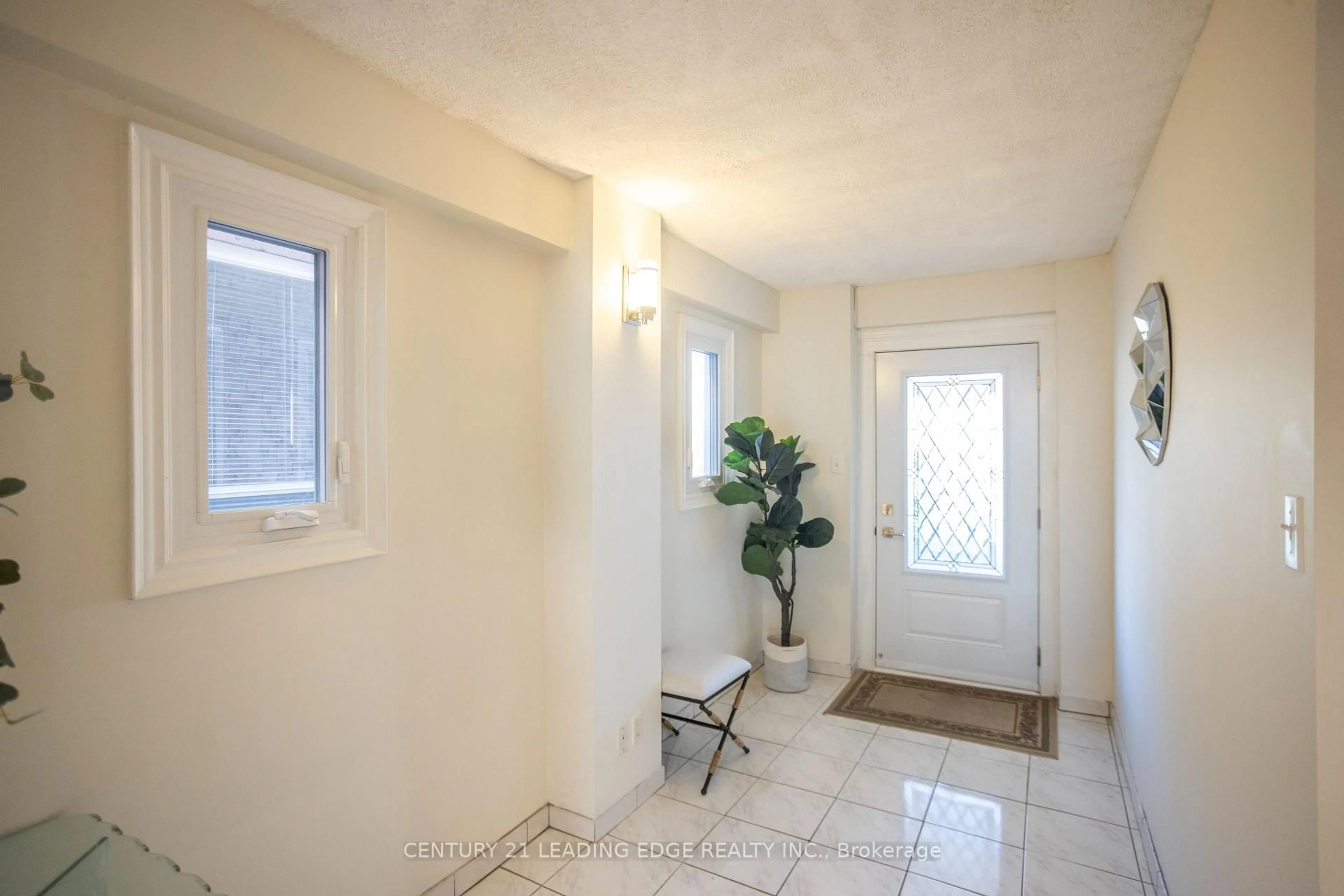 Indoor foyer for 4 Sorrell Cres, Markham Ontario L3S 1L2