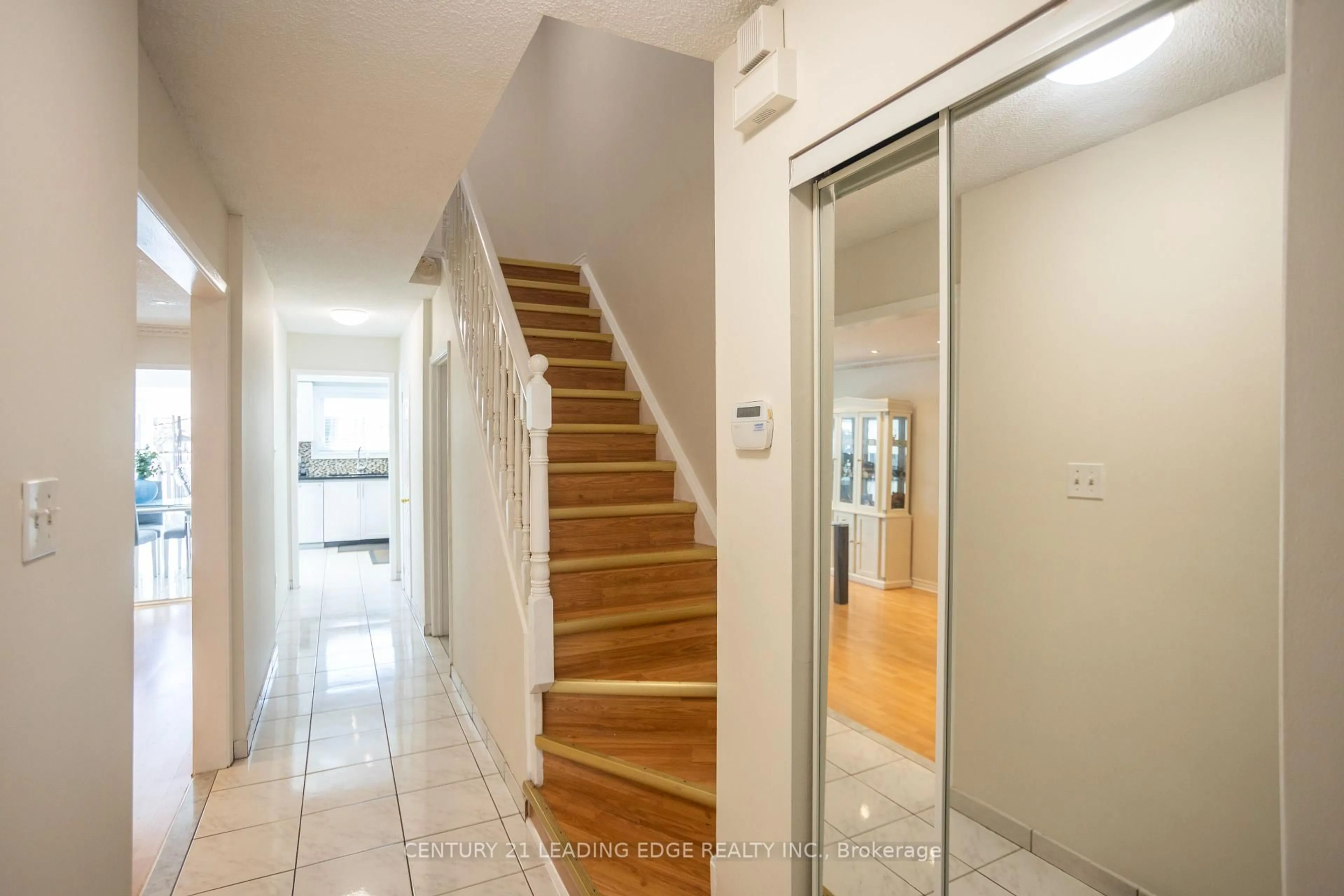 Indoor foyer for 4 Sorrell Cres, Markham Ontario L3S 1L2