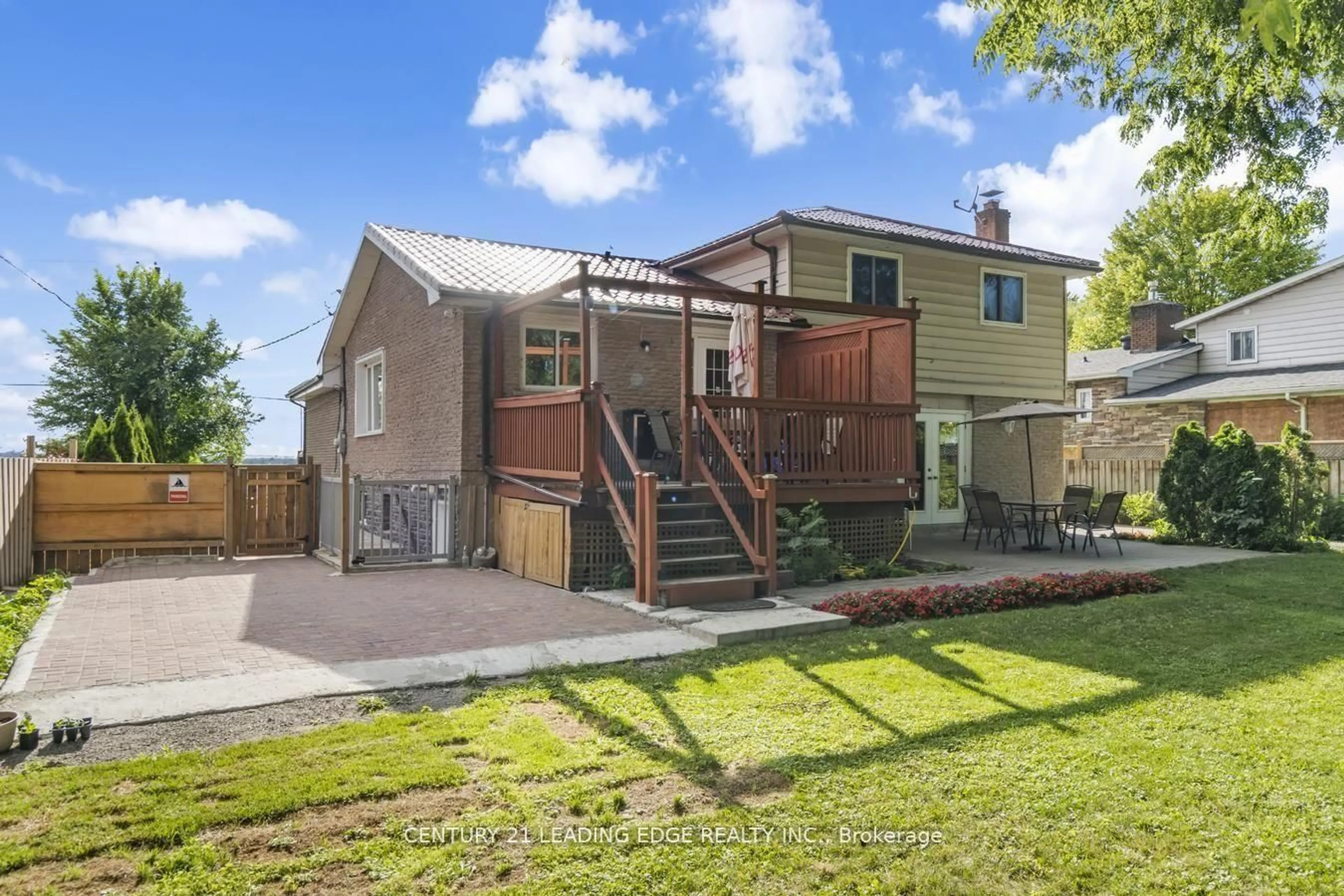 A pic from outside/outdoor area/front of a property/back of a property/a pic from drone, street for 55 Lake Dr, Georgina Ontario L4P 1A5