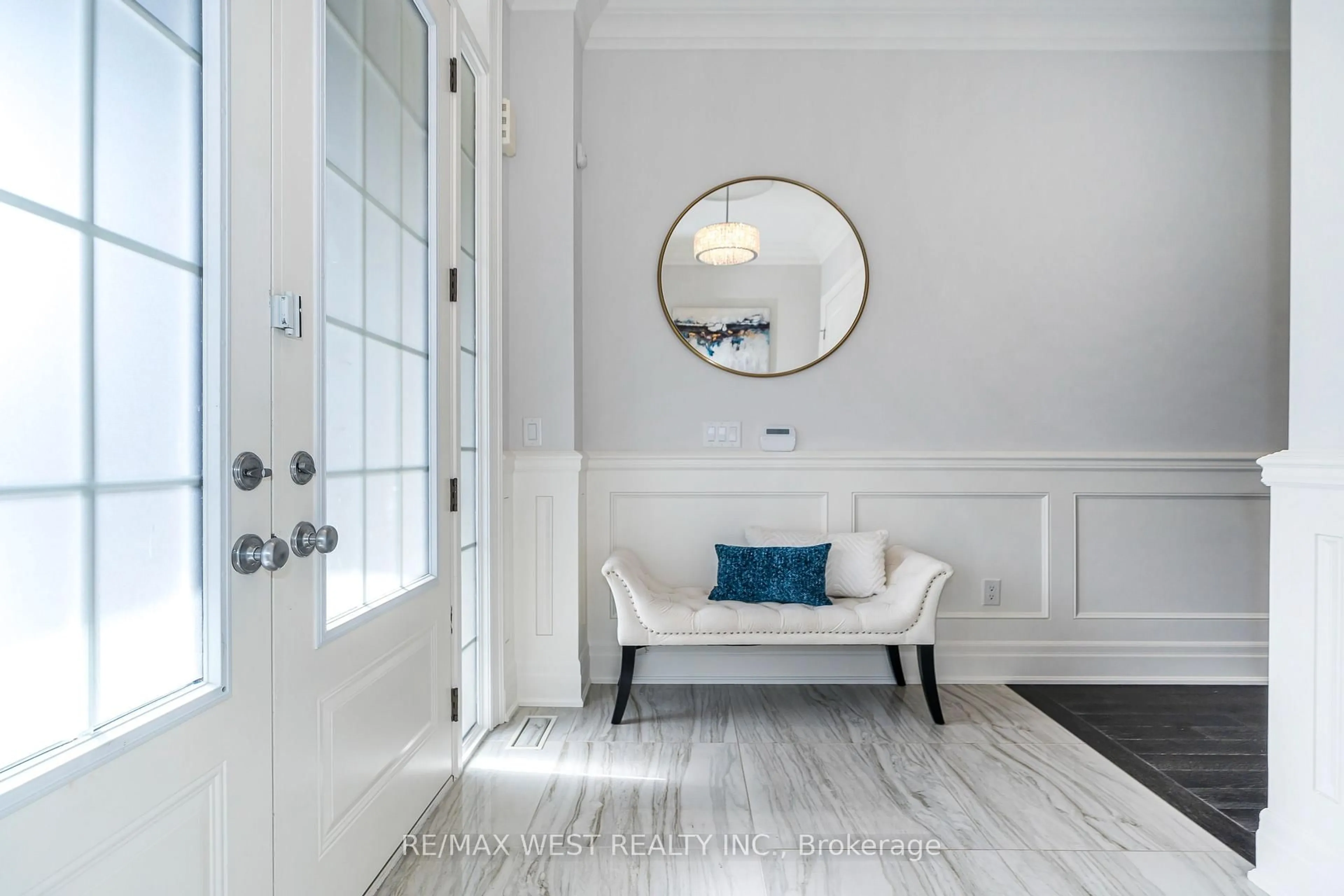 Indoor entryway for 30 Garyscholl Rd, Vaughan Ontario L4L 1A6