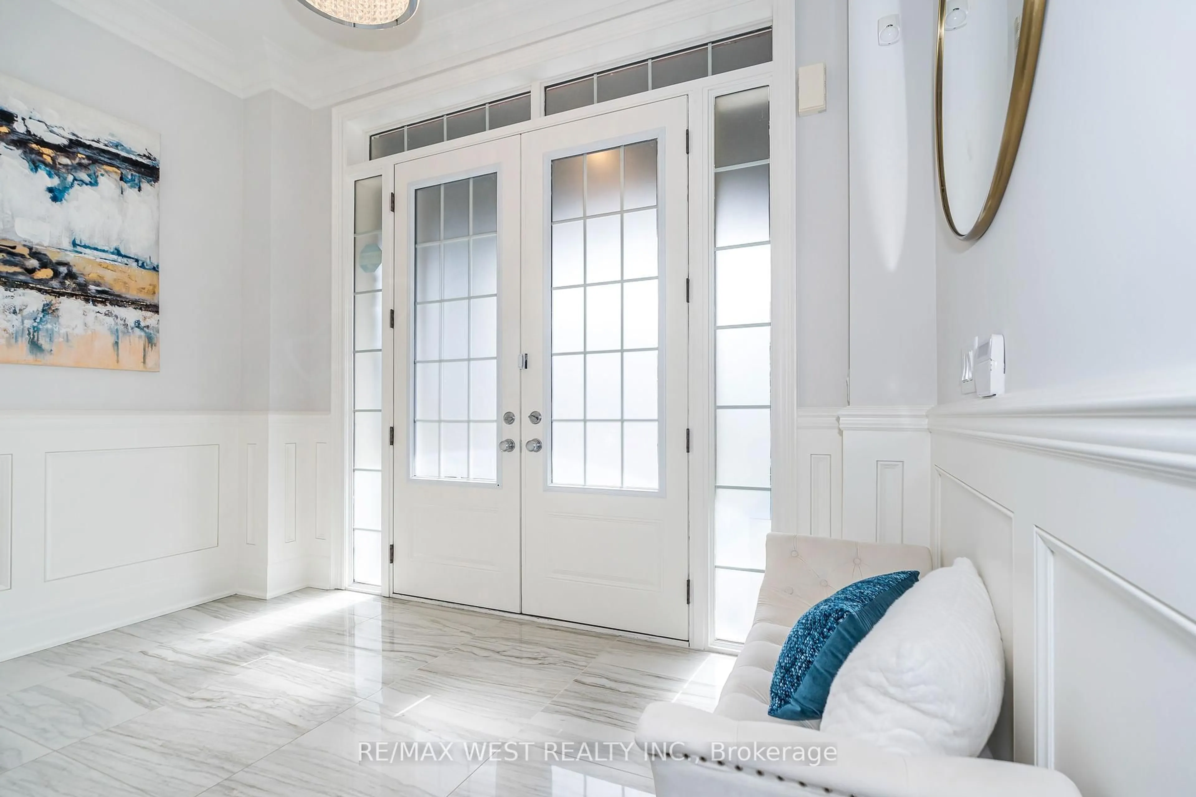 Indoor entryway for 30 Garyscholl Rd, Vaughan Ontario L4L 1A6