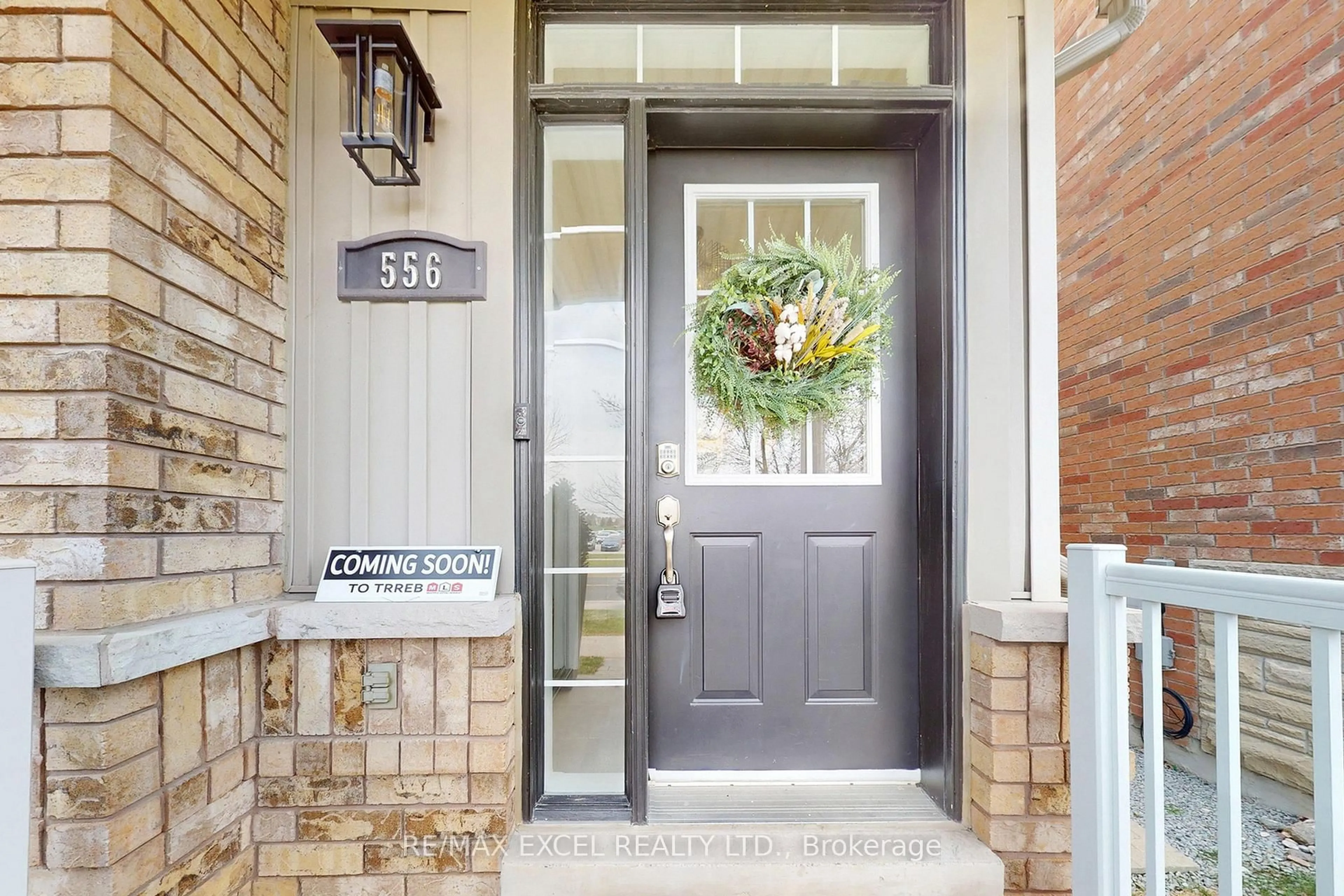 Indoor entryway for 556 Country Glen Rd, Markham Ontario L6B 1E8
