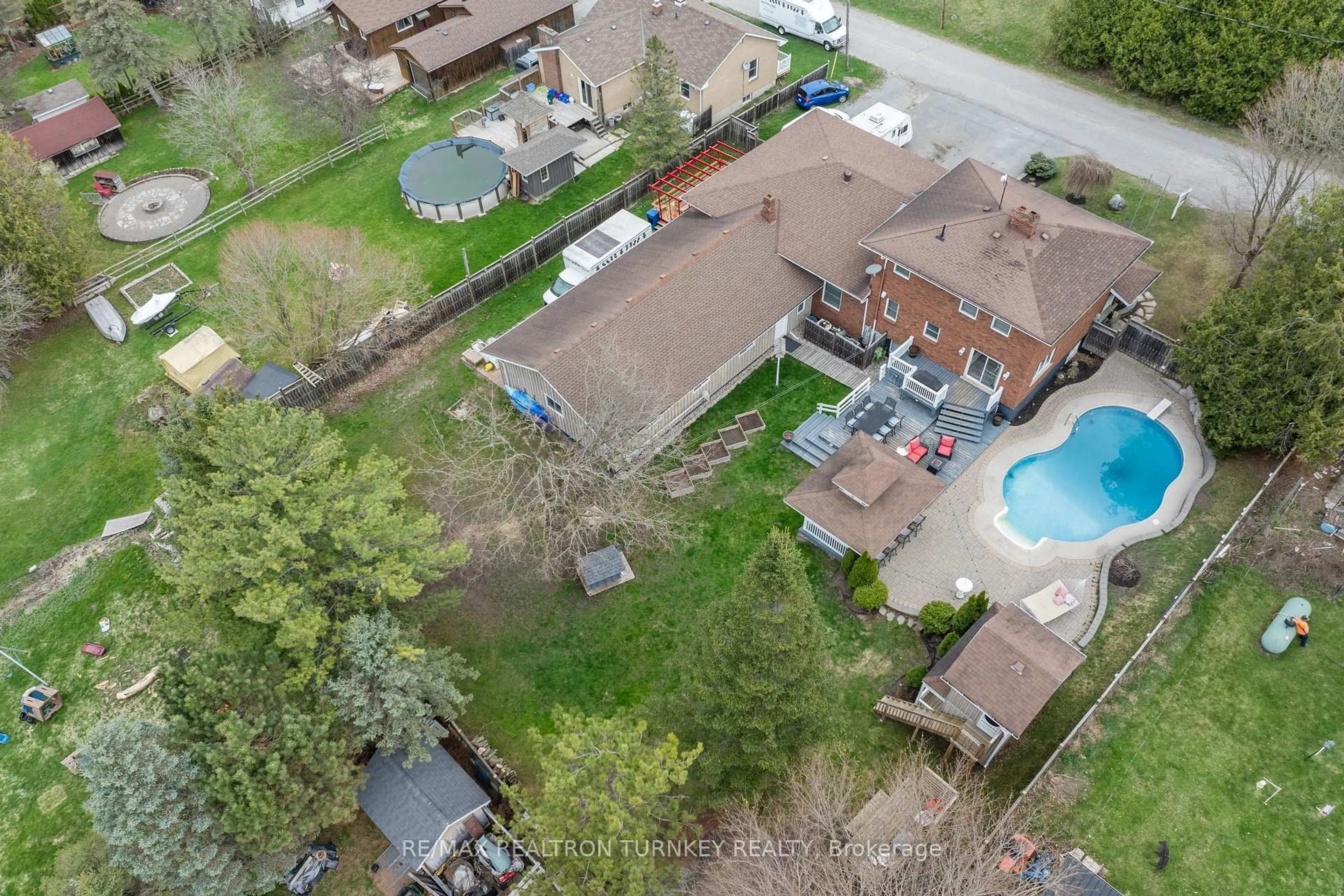 A pic from outside/outdoor area/front of a property/back of a property/a pic from drone, unknown for 10 Dafoe St, Uxbridge Ontario L0E 1T0