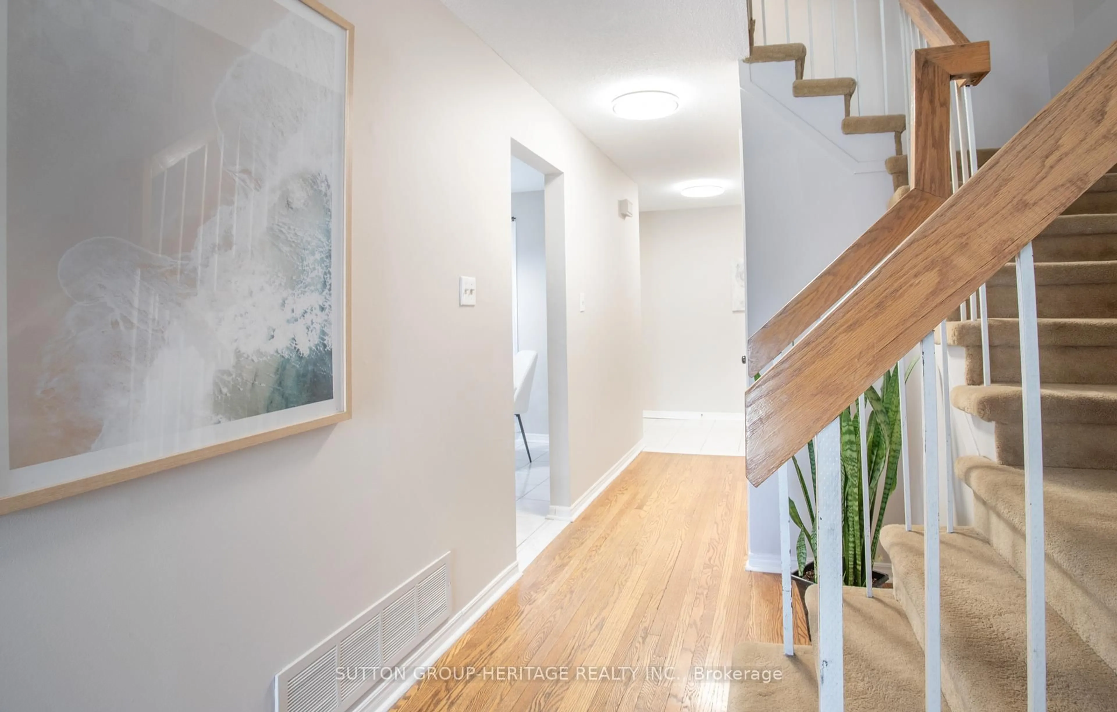 Indoor entryway for 26 Greenbelt Cres, Richmond Hill Ontario L4C 5R8