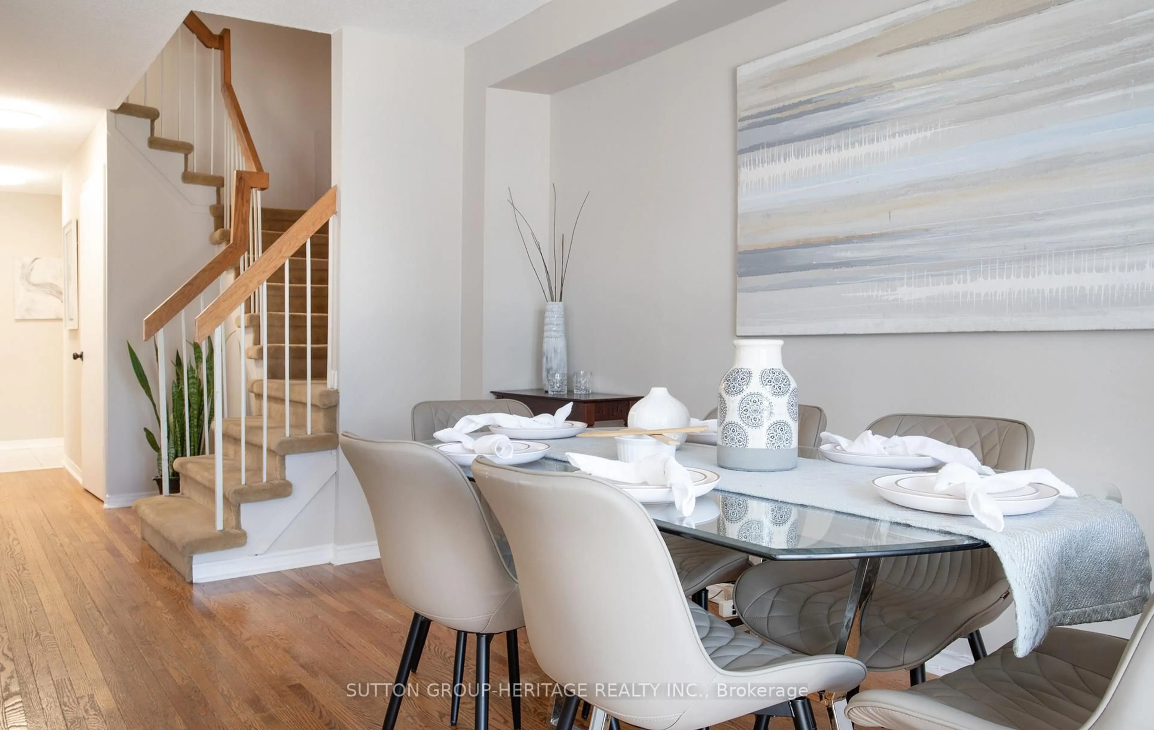Dining room, wood/laminate floor for 26 Greenbelt Cres, Richmond Hill Ontario L4C 5R8