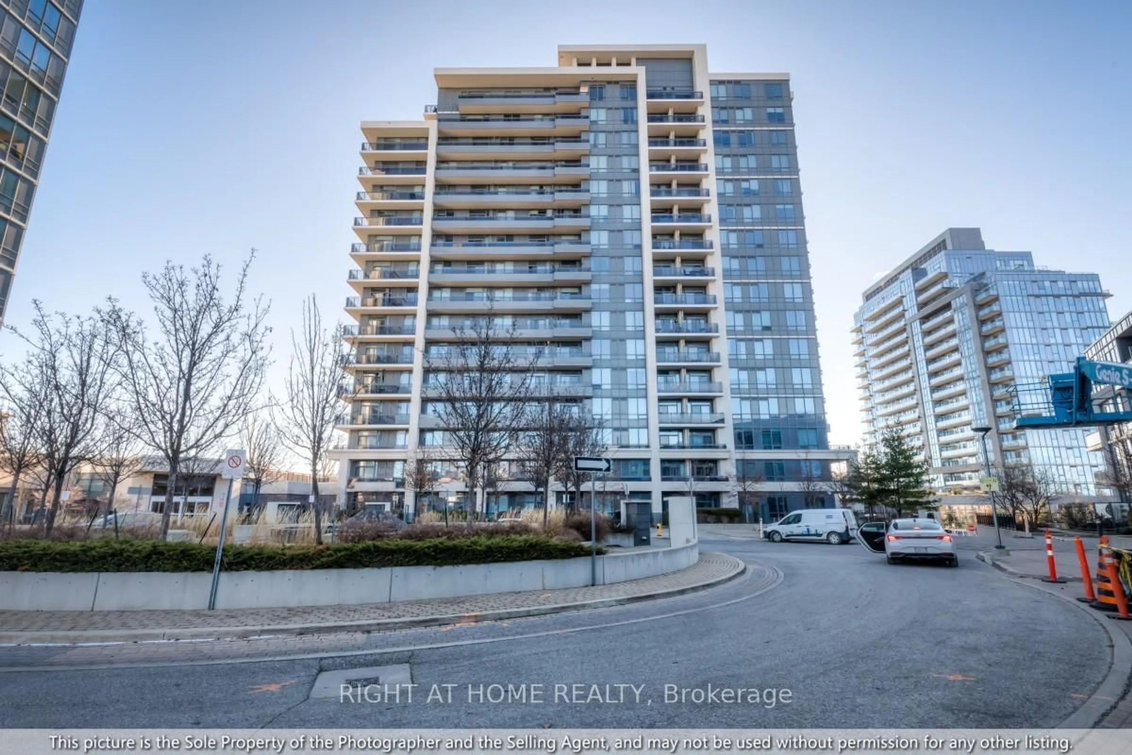A pic from outside/outdoor area/front of a property/back of a property/a pic from drone, building for 85 North Park Rd #502, Vaughan Ontario L4J 0H9