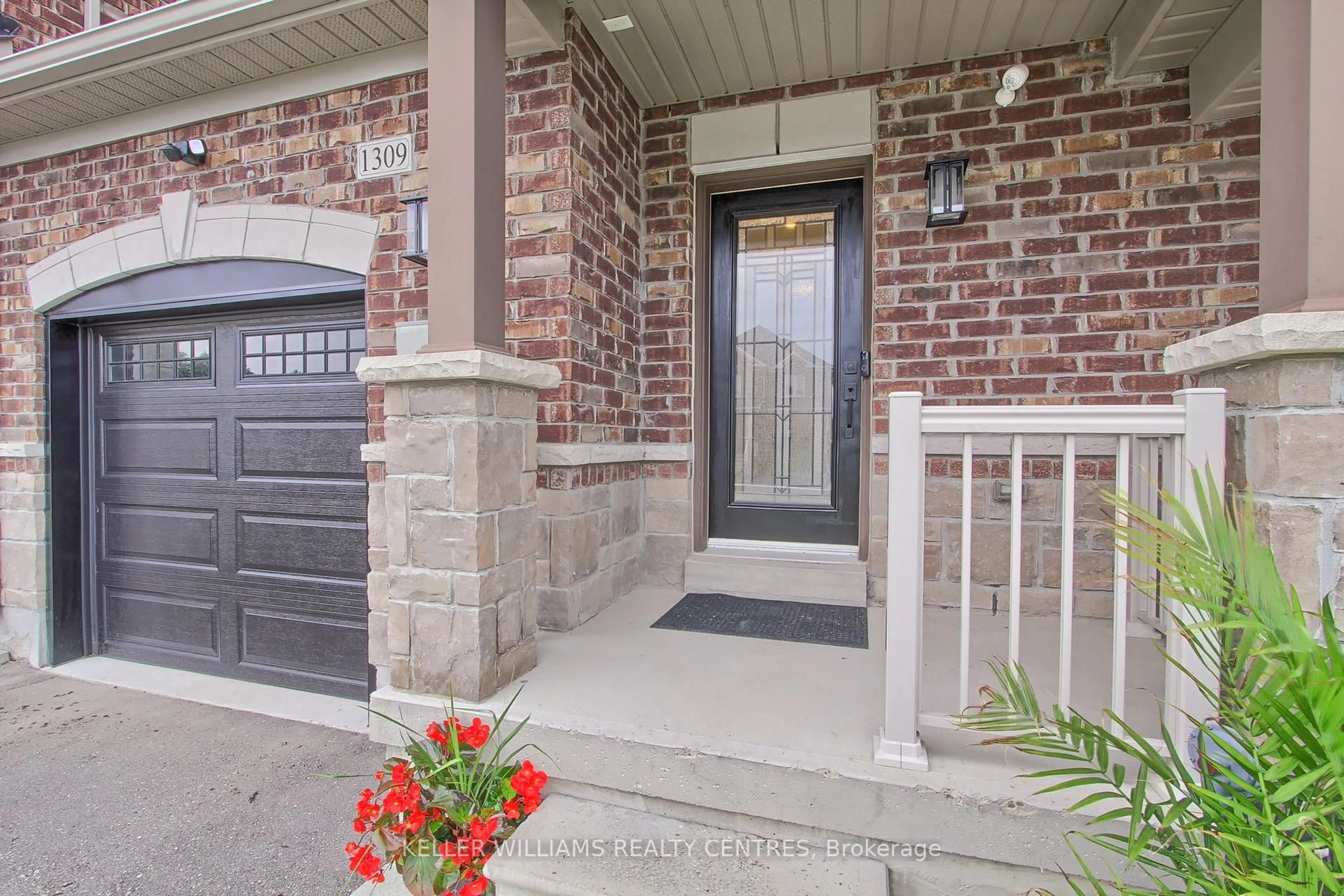 Indoor entryway for 1309 Lormel Gate, Innisfil Ontario L0L 1W0