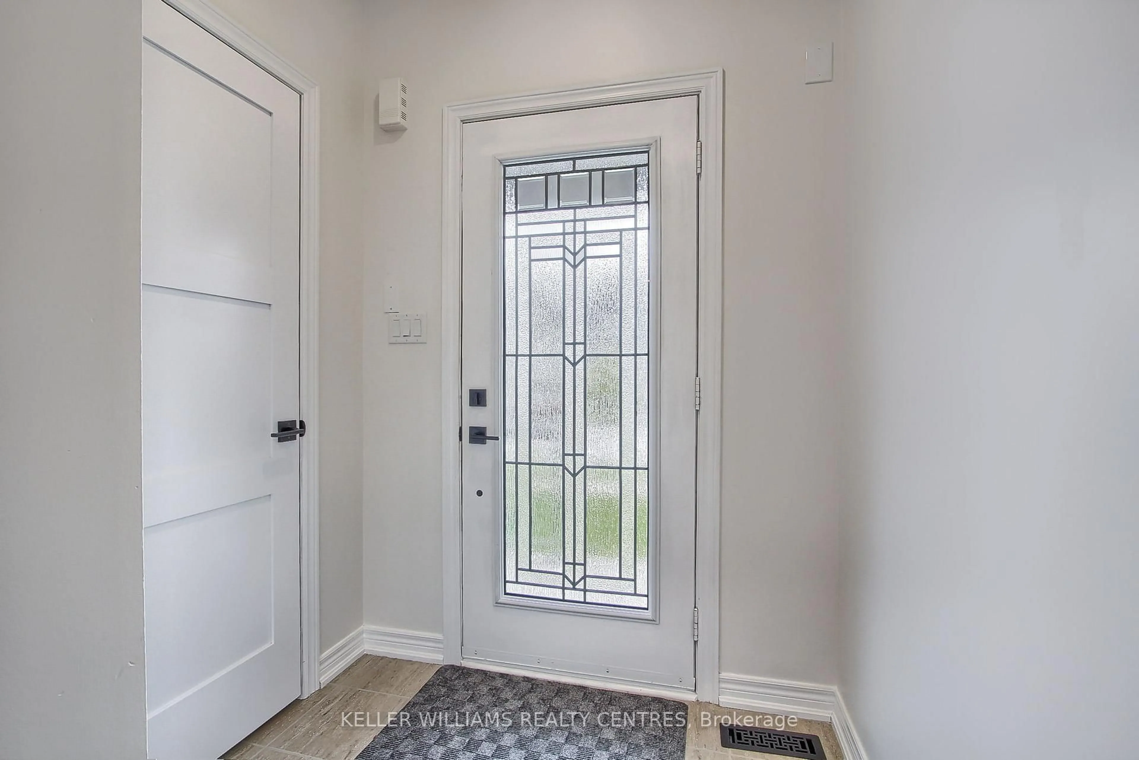 Indoor entryway for 1309 Lormel Gate, Innisfil Ontario L0L 1W0