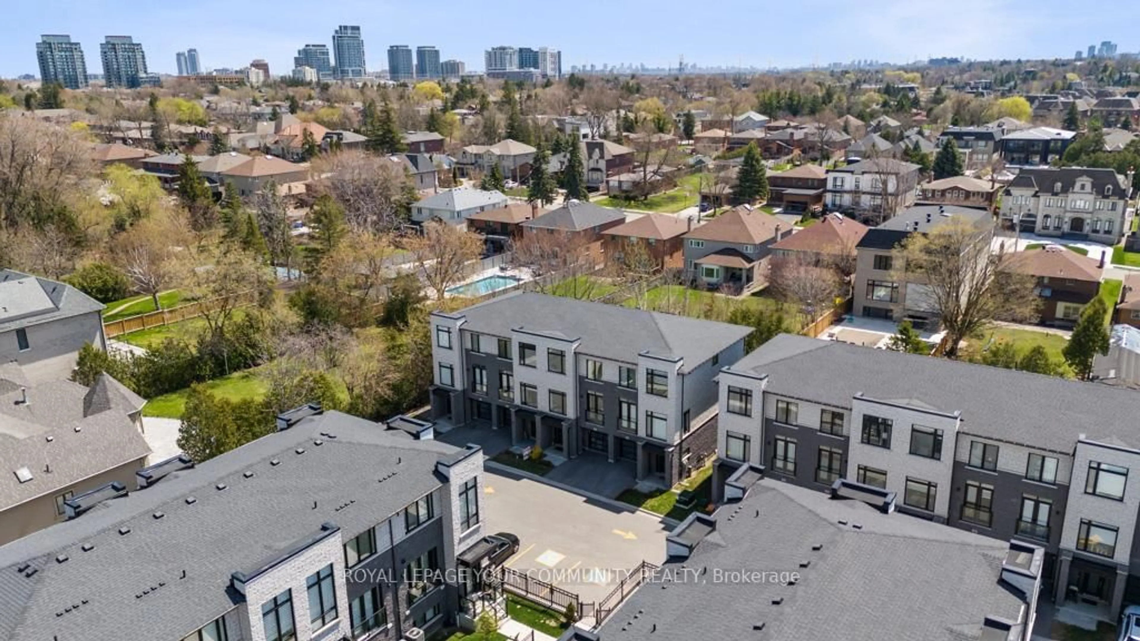 A pic from outside/outdoor area/front of a property/back of a property/a pic from drone, city buildings view from balcony for 10 Howick Lane, Richmond Hill Ontario L4C 5T1