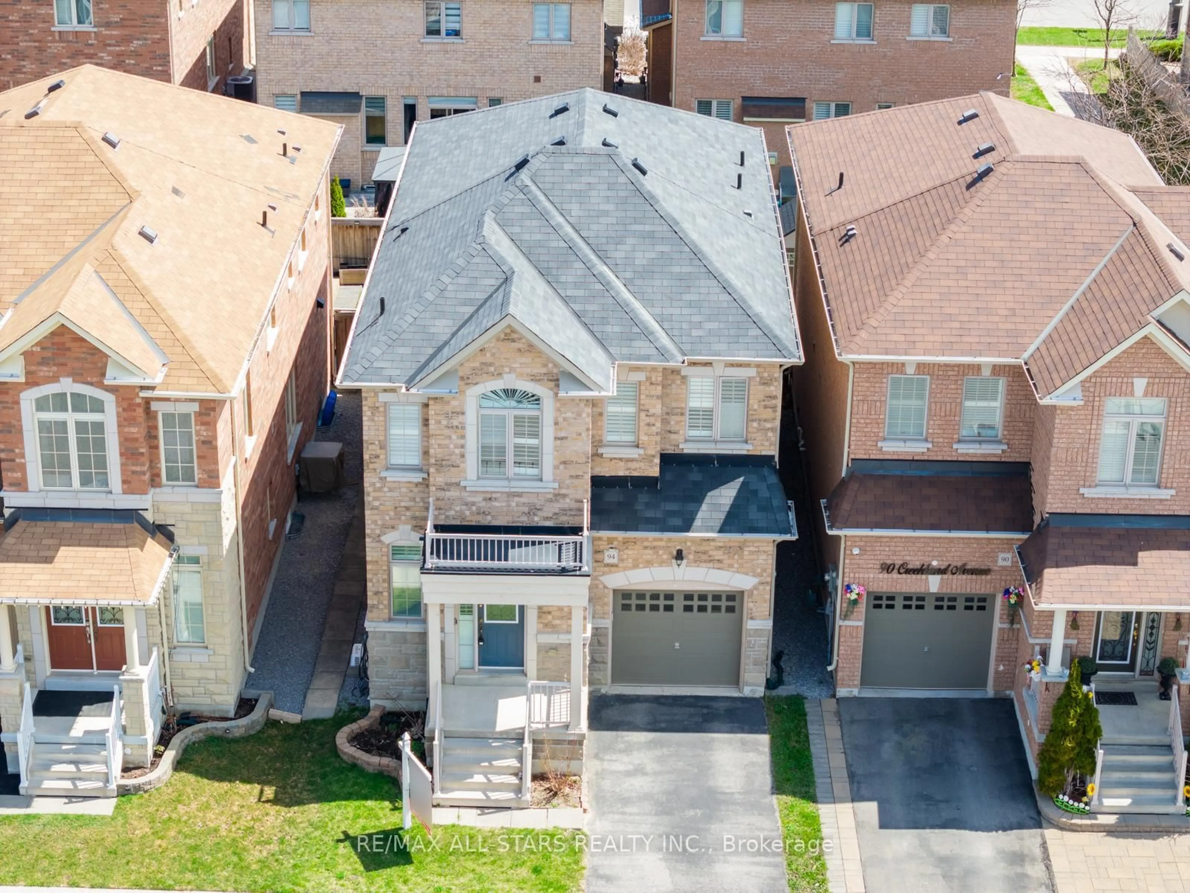 A pic from outside/outdoor area/front of a property/back of a property/a pic from drone, street for 94 Creekland Ave, Whitchurch-Stouffville Ontario L4A 0B2