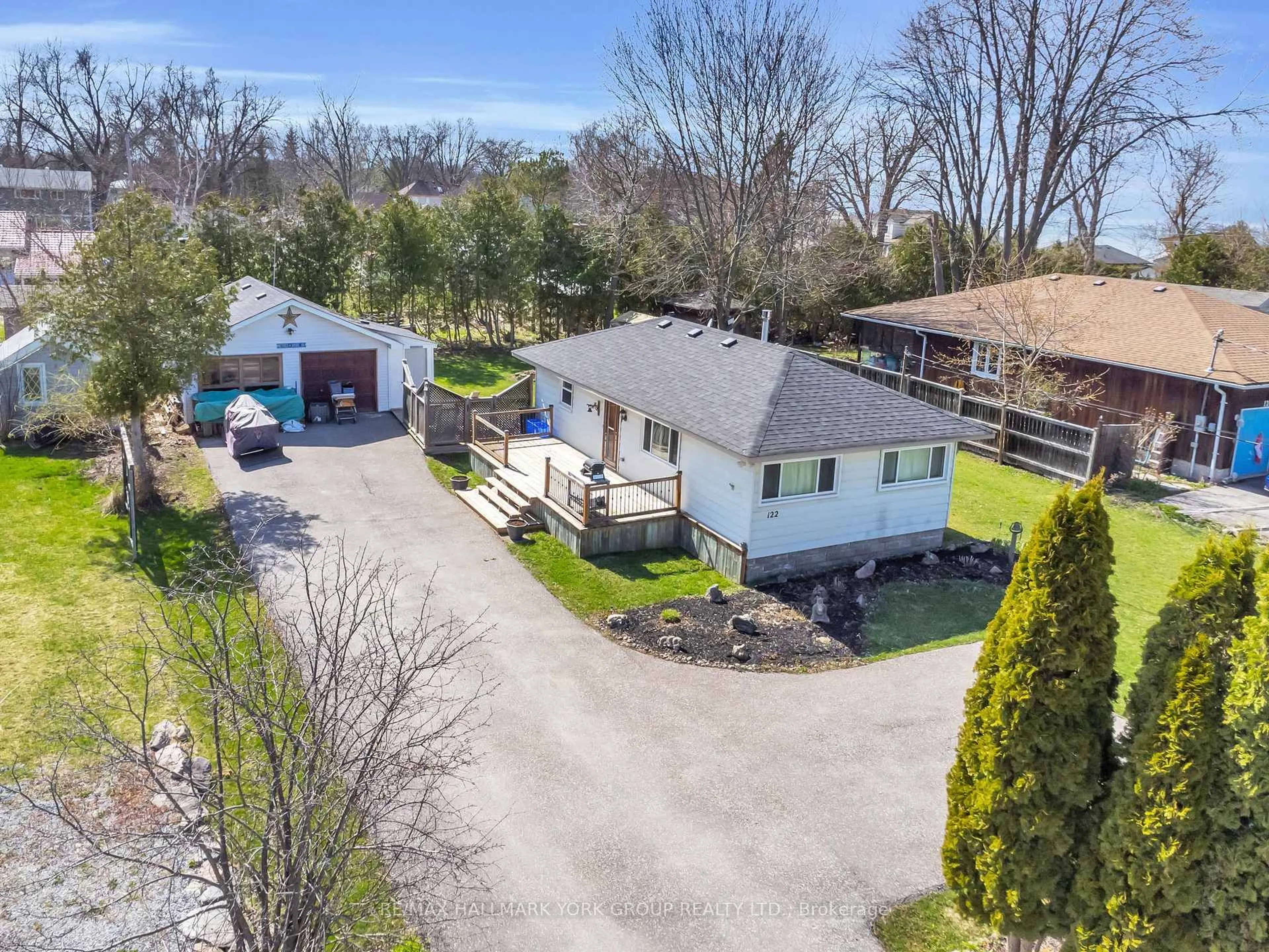 A pic from outside/outdoor area/front of a property/back of a property/a pic from drone, street for 122 Sunset Beach Rd, Georgina Ontario L0E 1N0