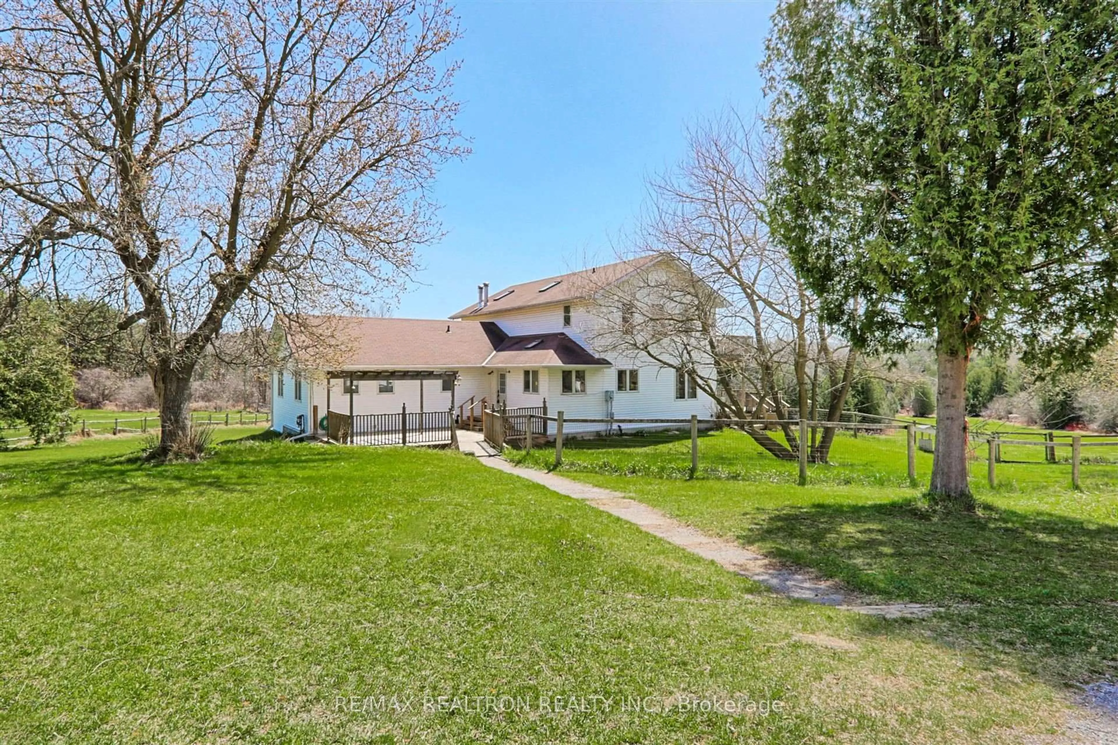 A pic from outside/outdoor area/front of a property/back of a property/a pic from drone, unknown for 3169 Mount Albert Rd, East Gwillimbury Ontario L0G 1V0