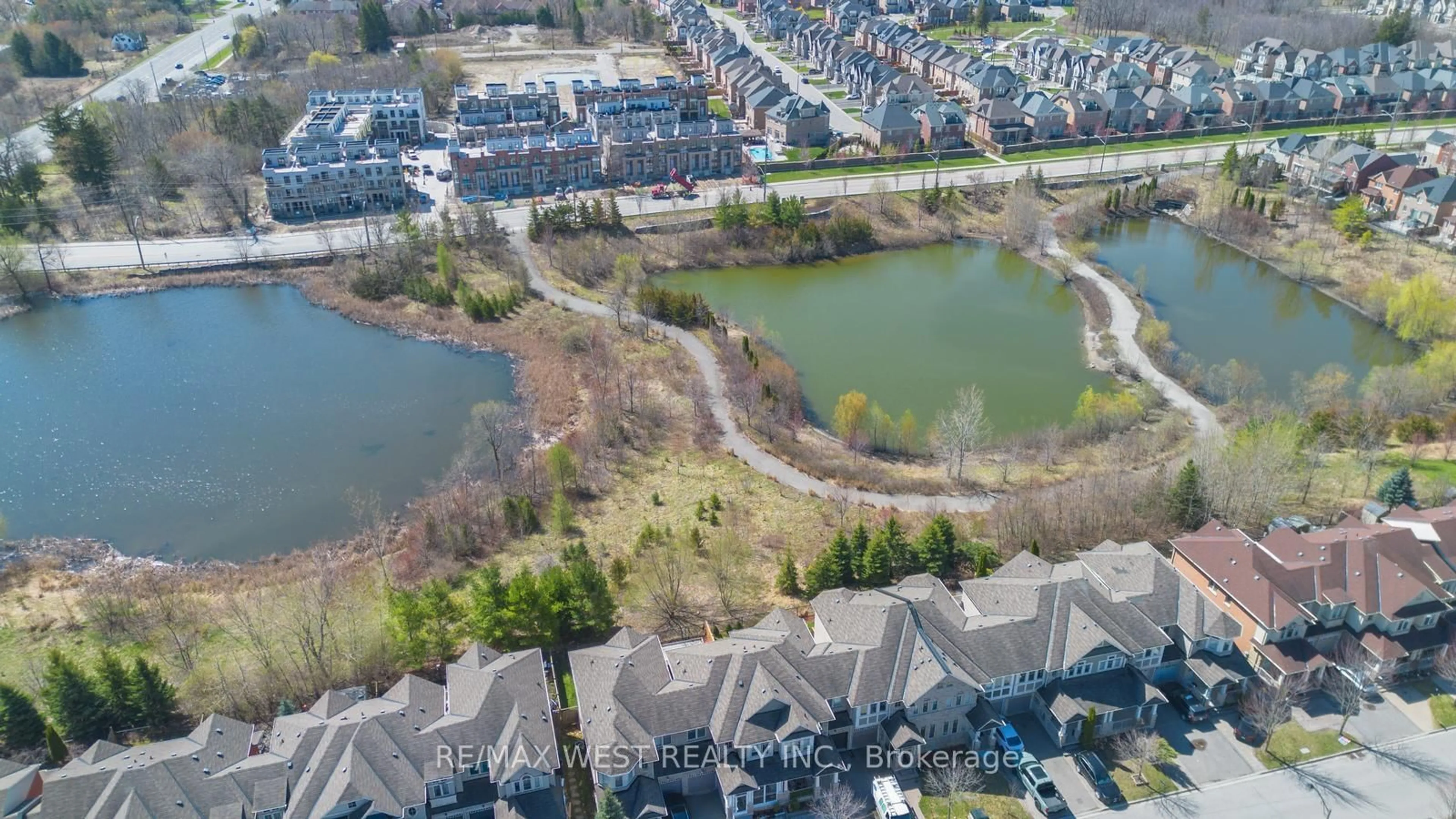 A pic from outside/outdoor area/front of a property/back of a property/a pic from drone, water/lake/river/ocean view for 26 Thistle Ave, Richmond Hill Ontario L4E 0B6