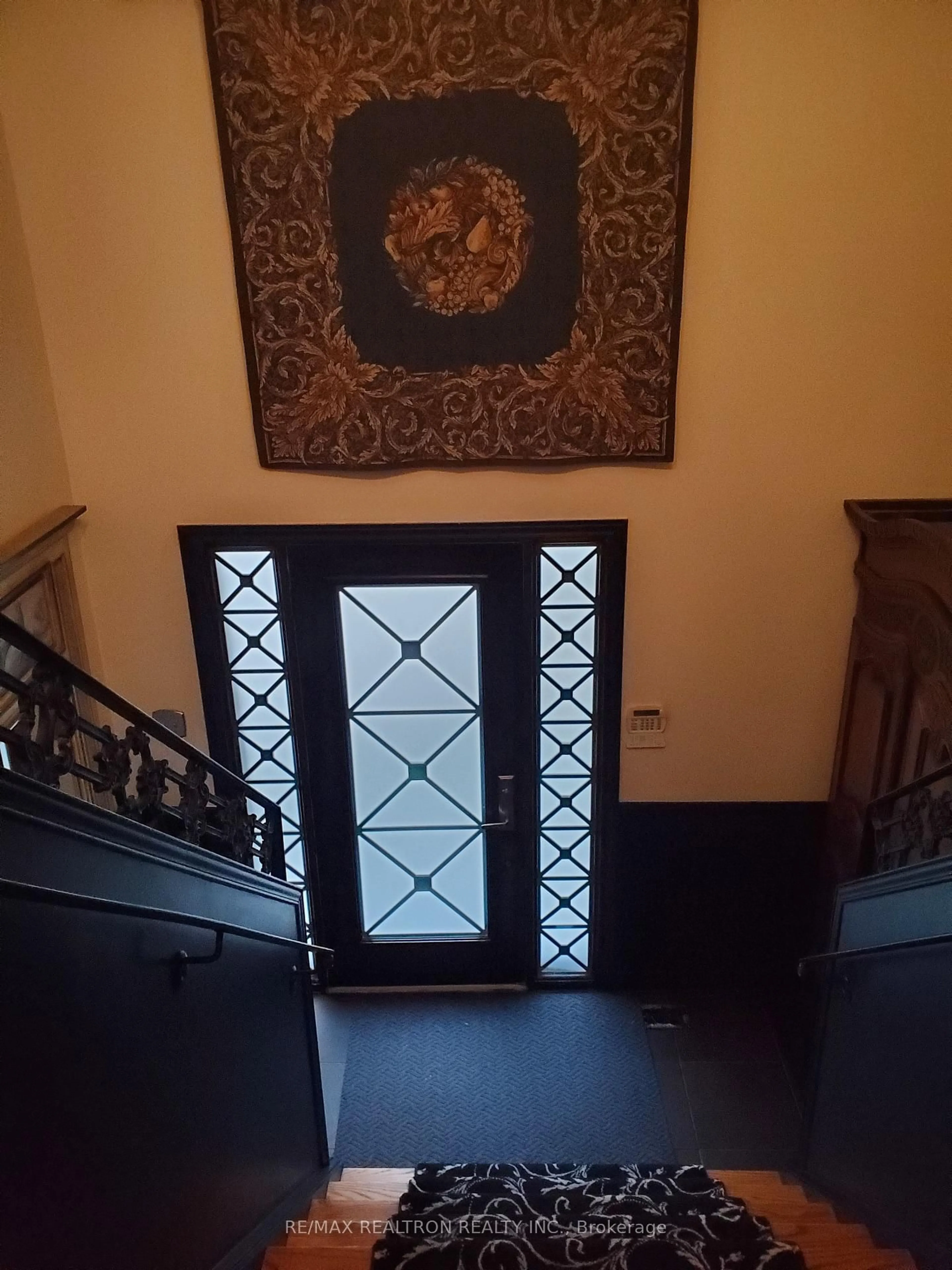 Indoor foyer for 44 Roxborough Lane, Vaughan Ontario L4J 4T1