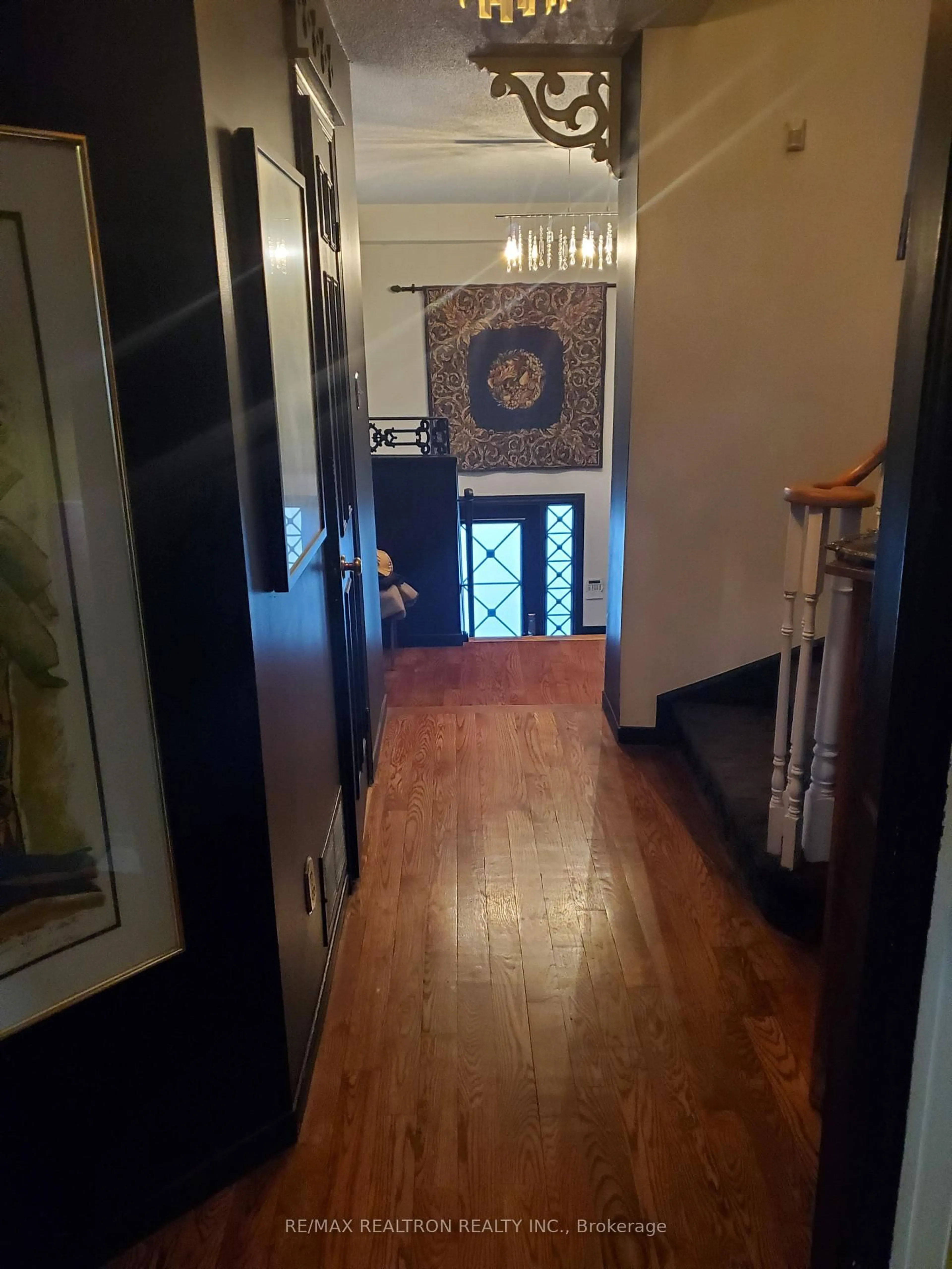 Indoor foyer for 44 Roxborough Lane, Vaughan Ontario L4J 4T1