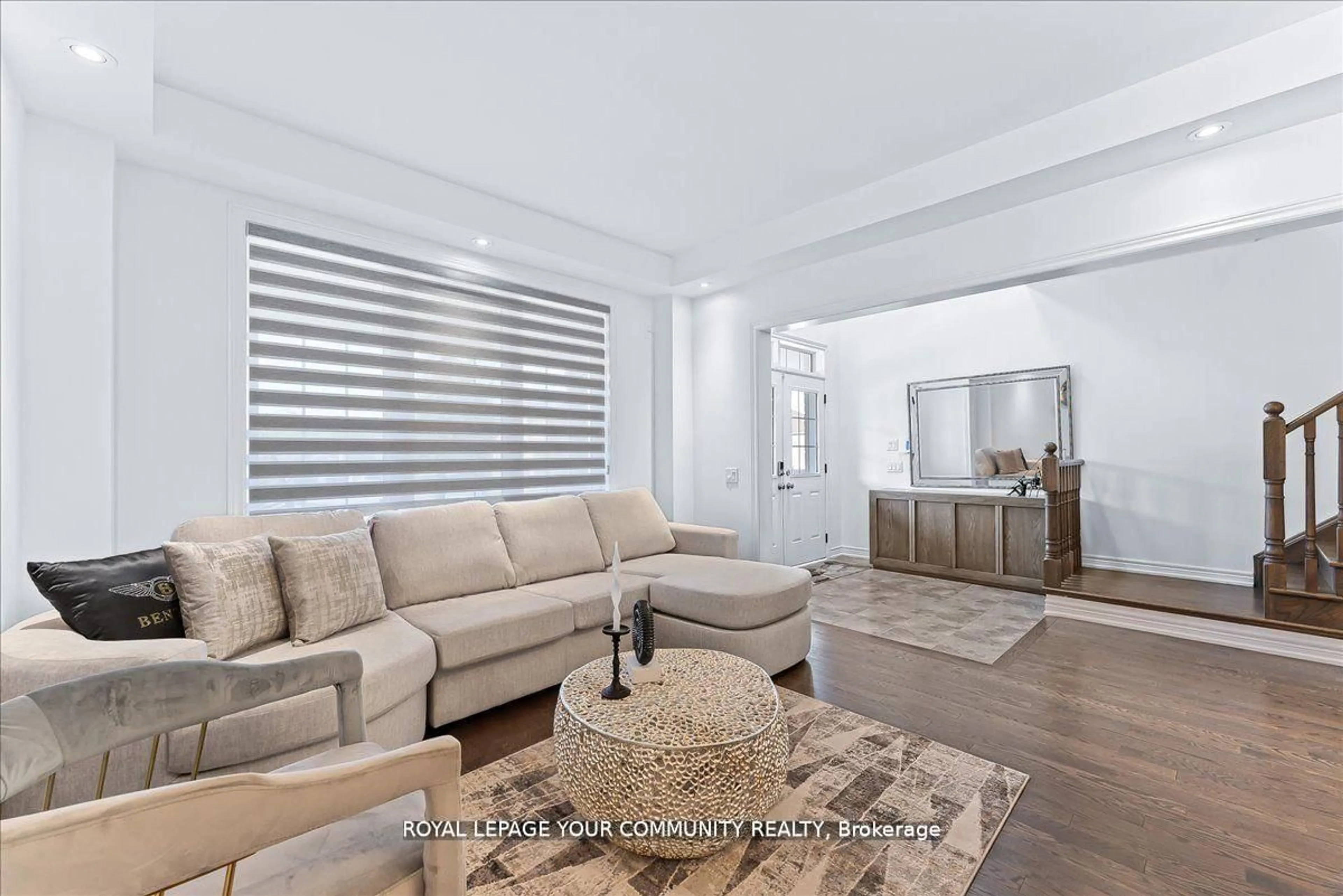 Living room with furniture, unknown for 577 Clifford Perry Pl, Newmarket Ontario L3X 0J2