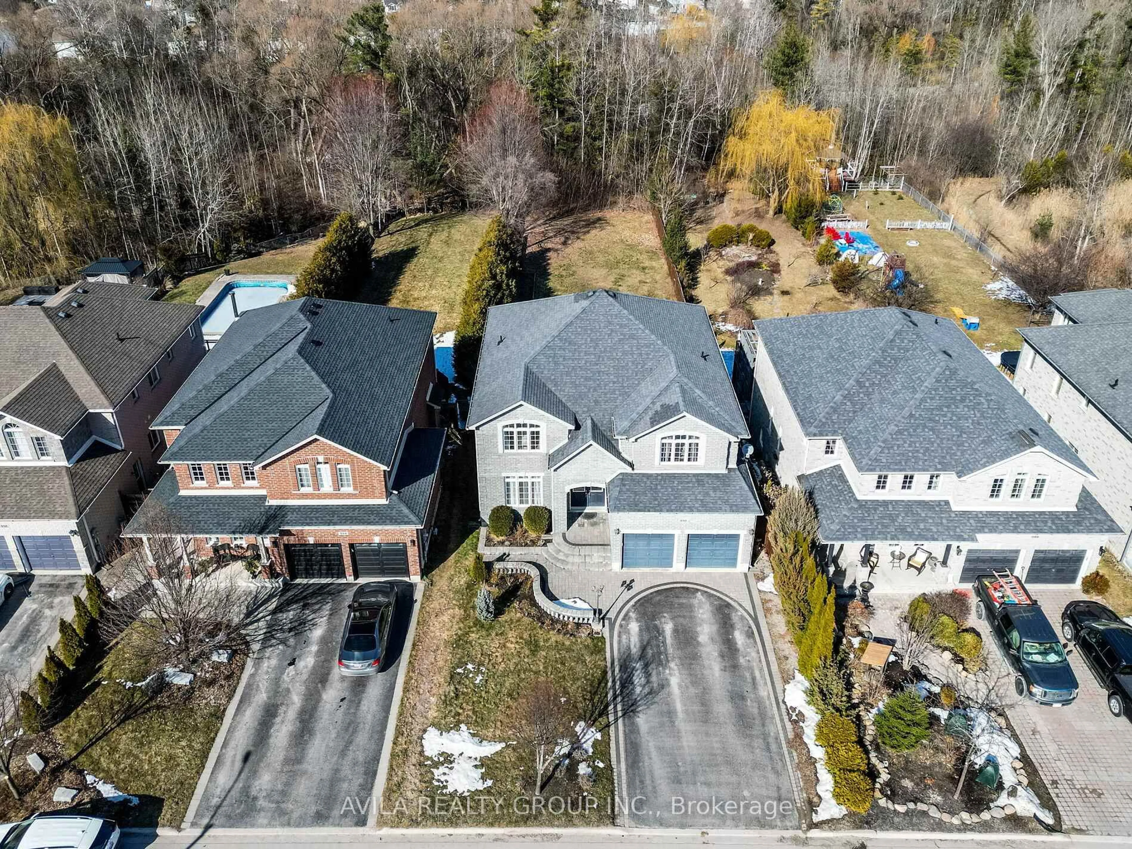 A pic from outside/outdoor area/front of a property/back of a property/a pic from drone, street for 950 Booth Ave, Innisfil Ontario L9S 0A5