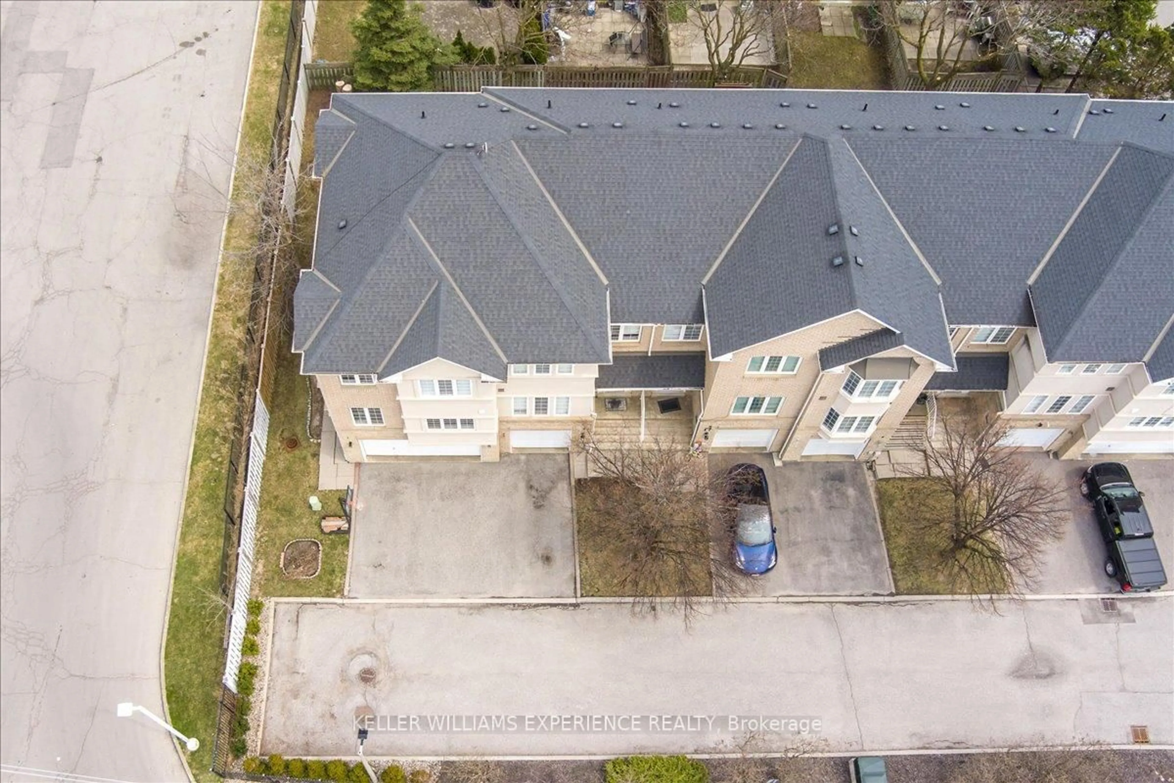 A pic from outside/outdoor area/front of a property/back of a property/a pic from drone, street for 10719 Bathurst St #1, Richmond Hill Ontario L4C 0N3