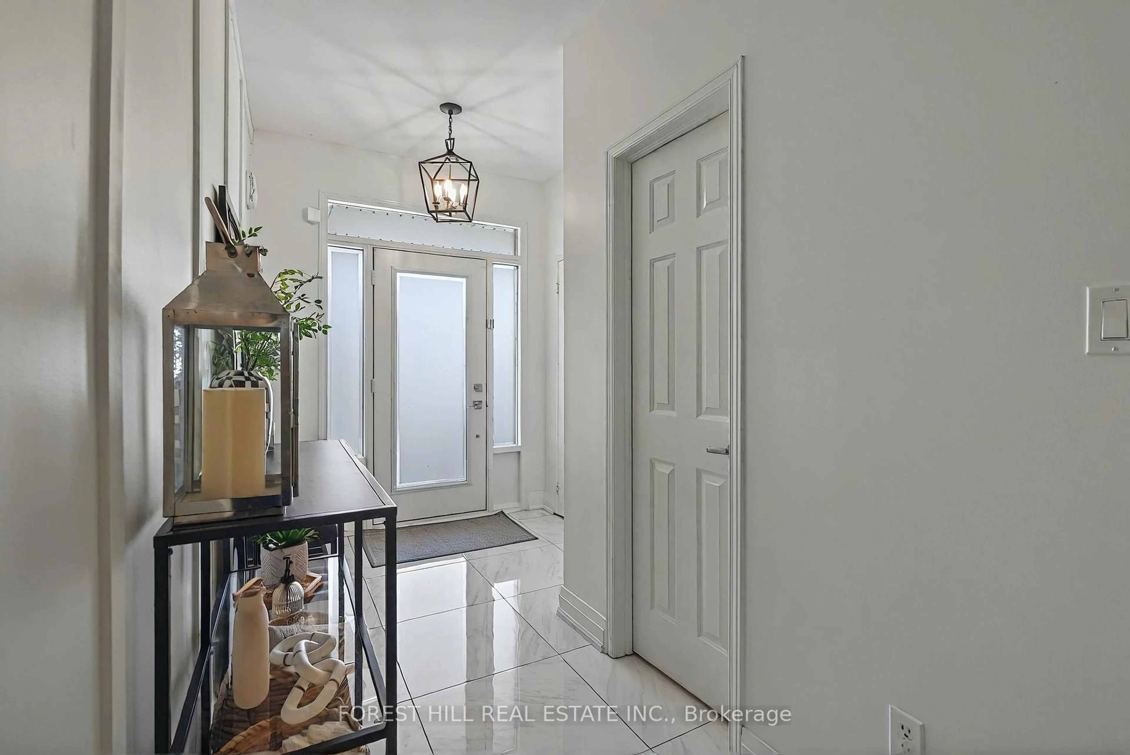Indoor entryway for 7 London Pride Dr, Richmond Hill Ontario L4E 0X3