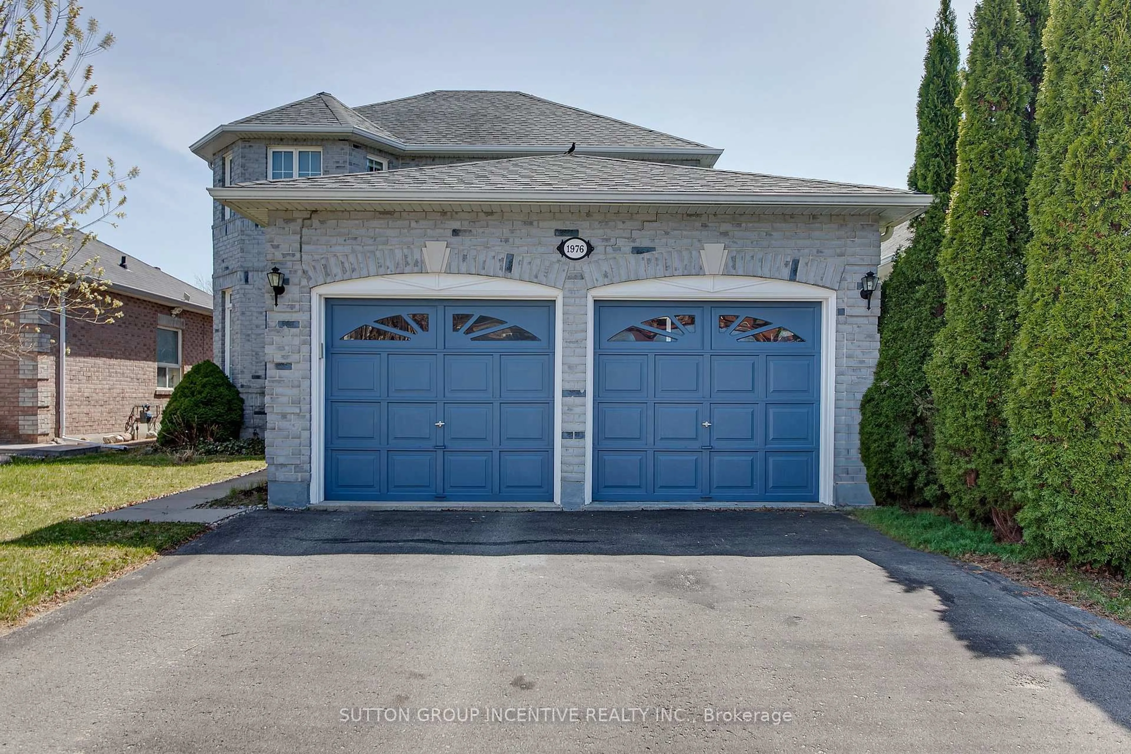 Indoor garage for 1976 Emerald Crt, Innisfil Ontario L9S 2A1