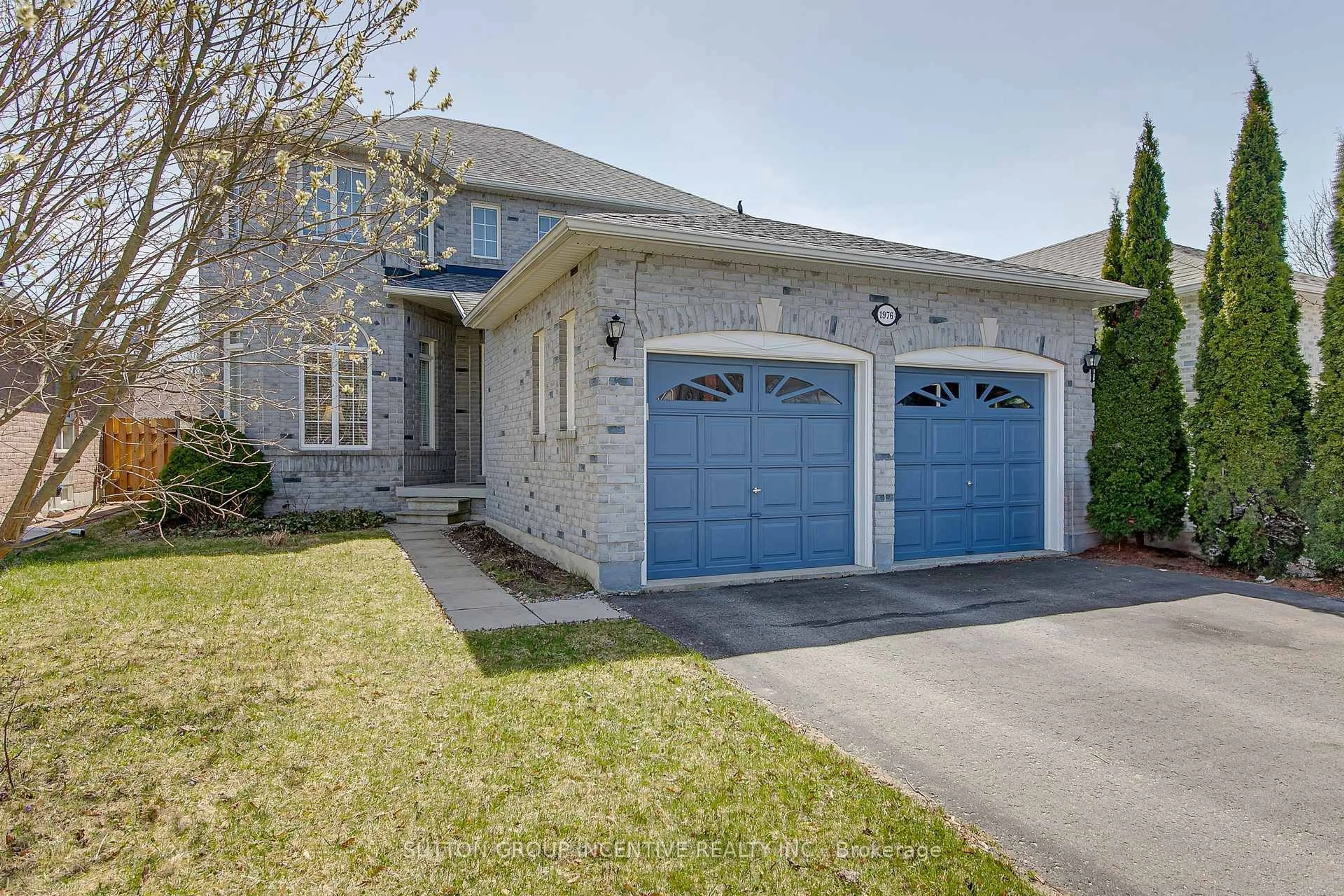 Home with brick exterior material, street for 1976 Emerald Crt, Innisfil Ontario L9S 2A1