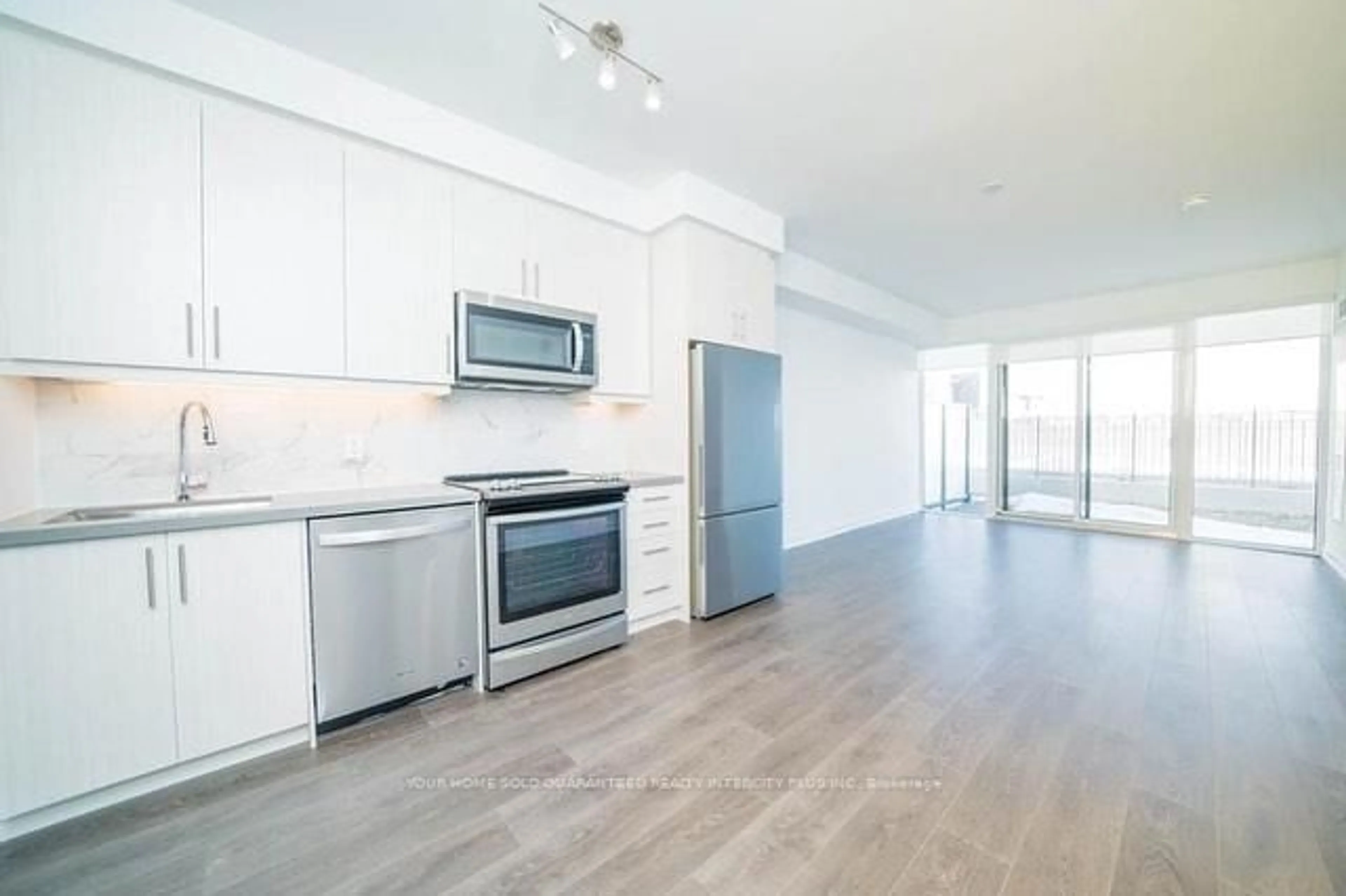 Open concept kitchen, wood/laminate floor for 85 Oneida Cres #303, Richmond Hill Ontario L4B 0H4