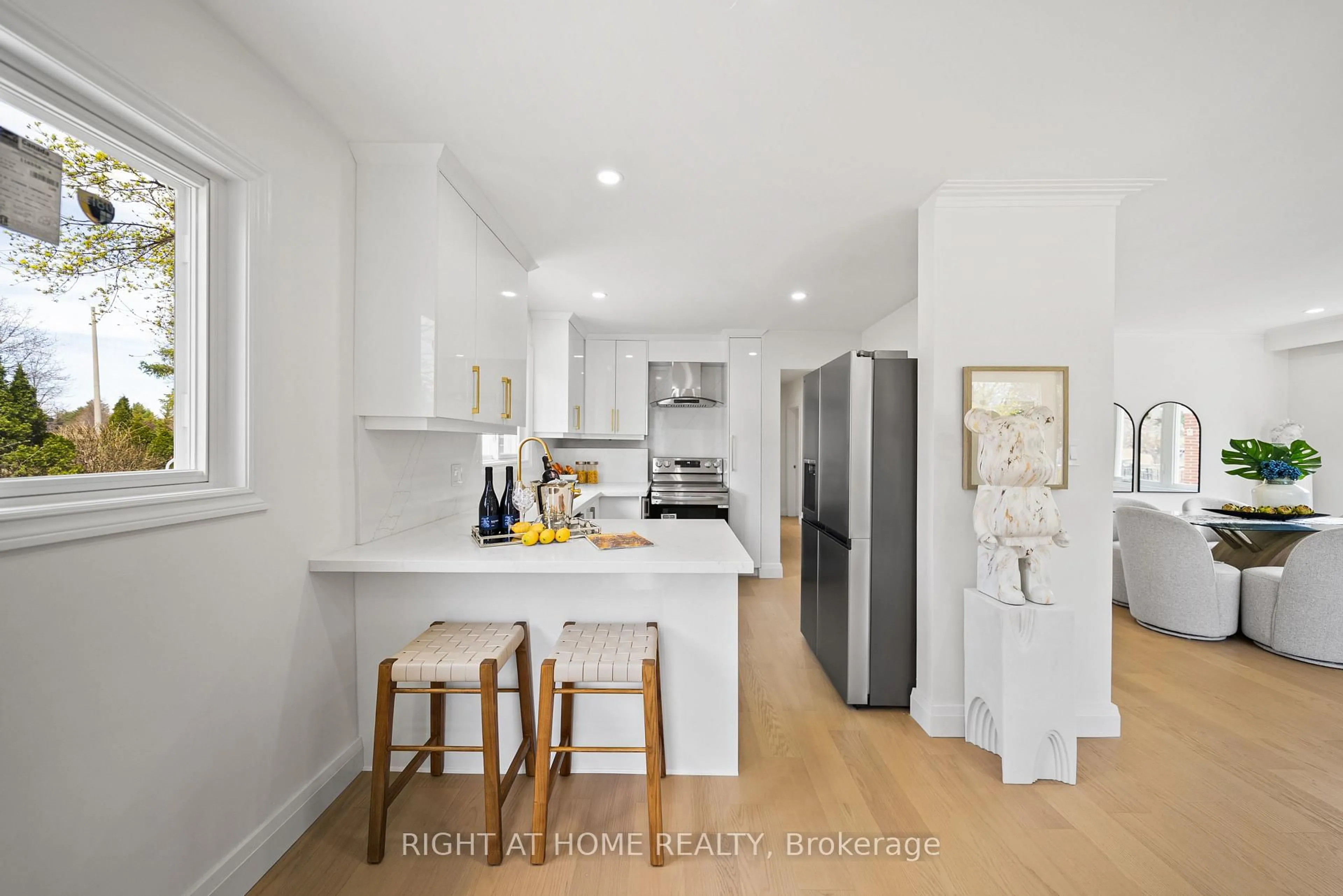 Open concept kitchen, unknown for 335 Gells Rd, Richmond Hill Ontario L4C 3A5