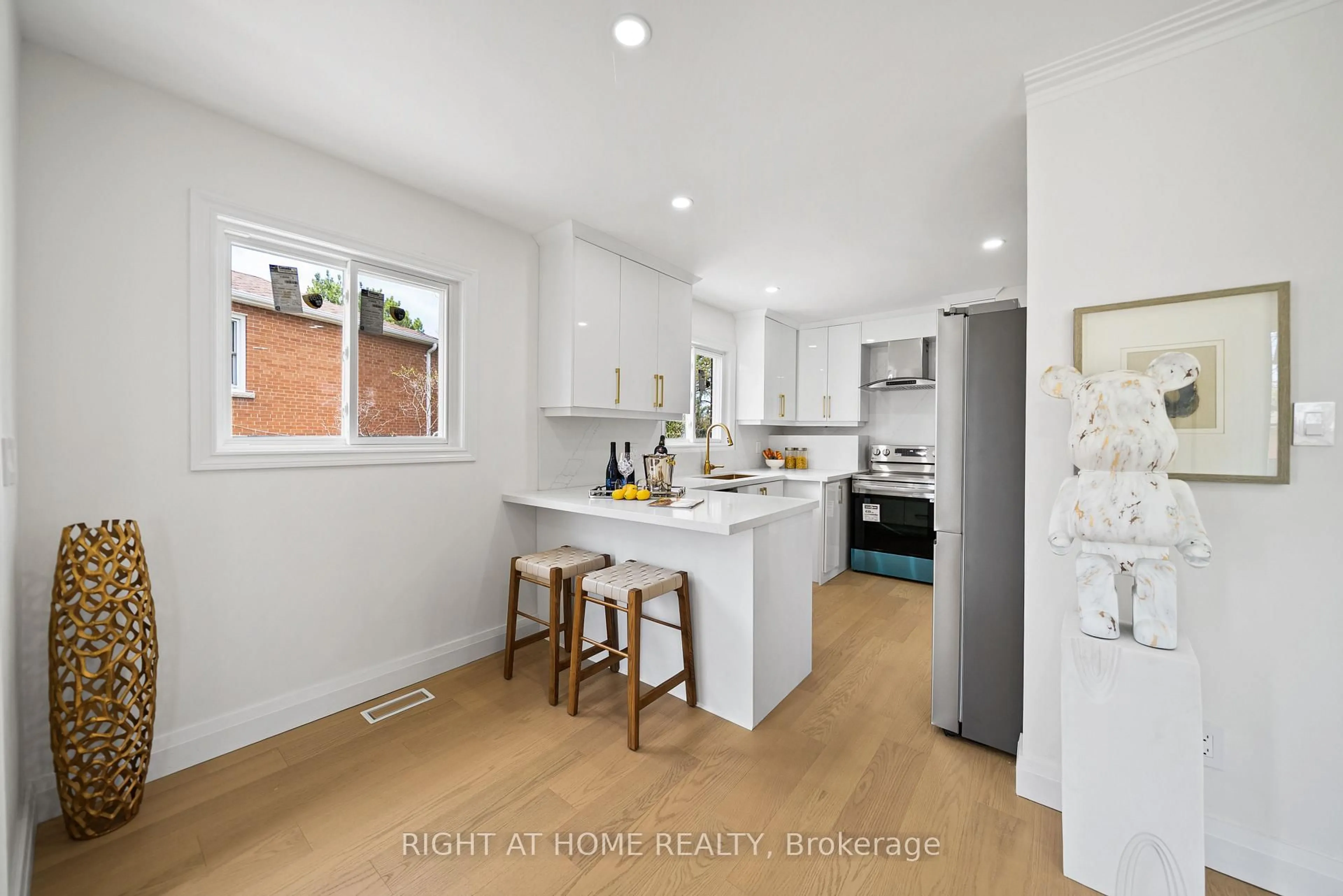 Open concept kitchen, ceramic/tile floor for 335 Gells Rd, Richmond Hill Ontario L4C 3A5