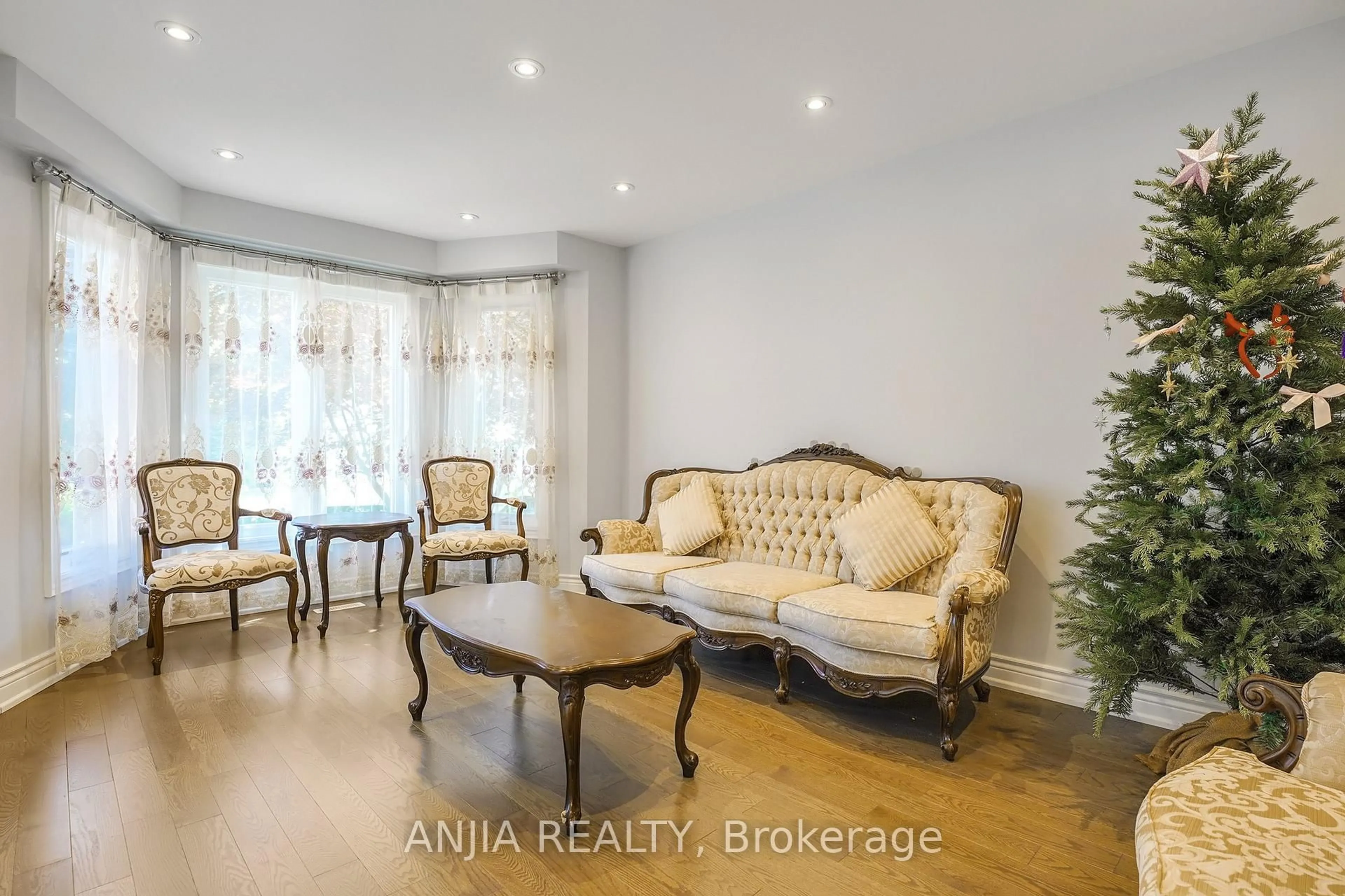 Living room with furniture, unknown for 28 Holbrook Crt, Markham Ontario L3R 7P8