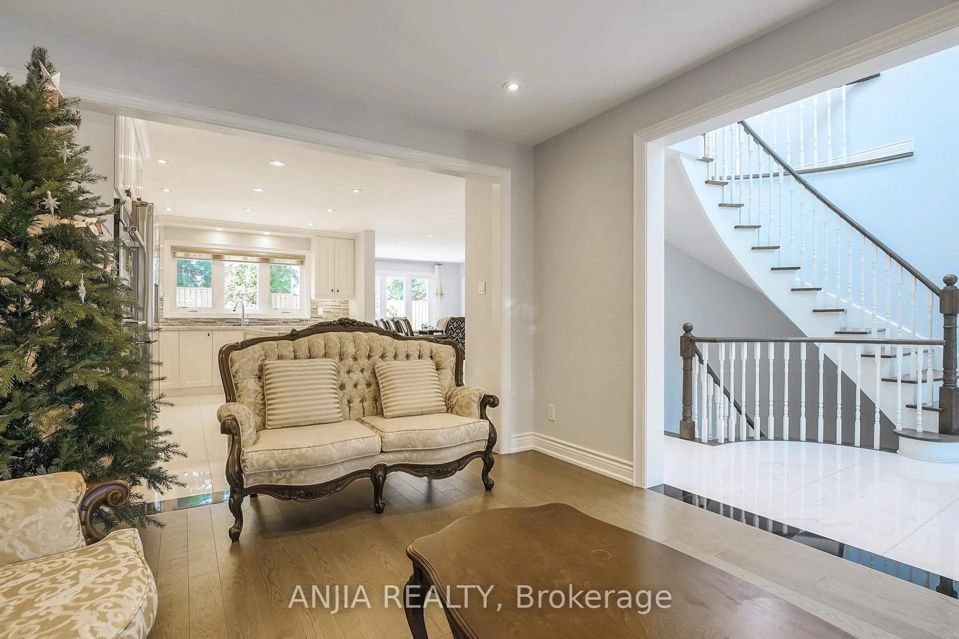 Indoor entryway for 28 Holbrook Crt, Markham Ontario L3R 7P8