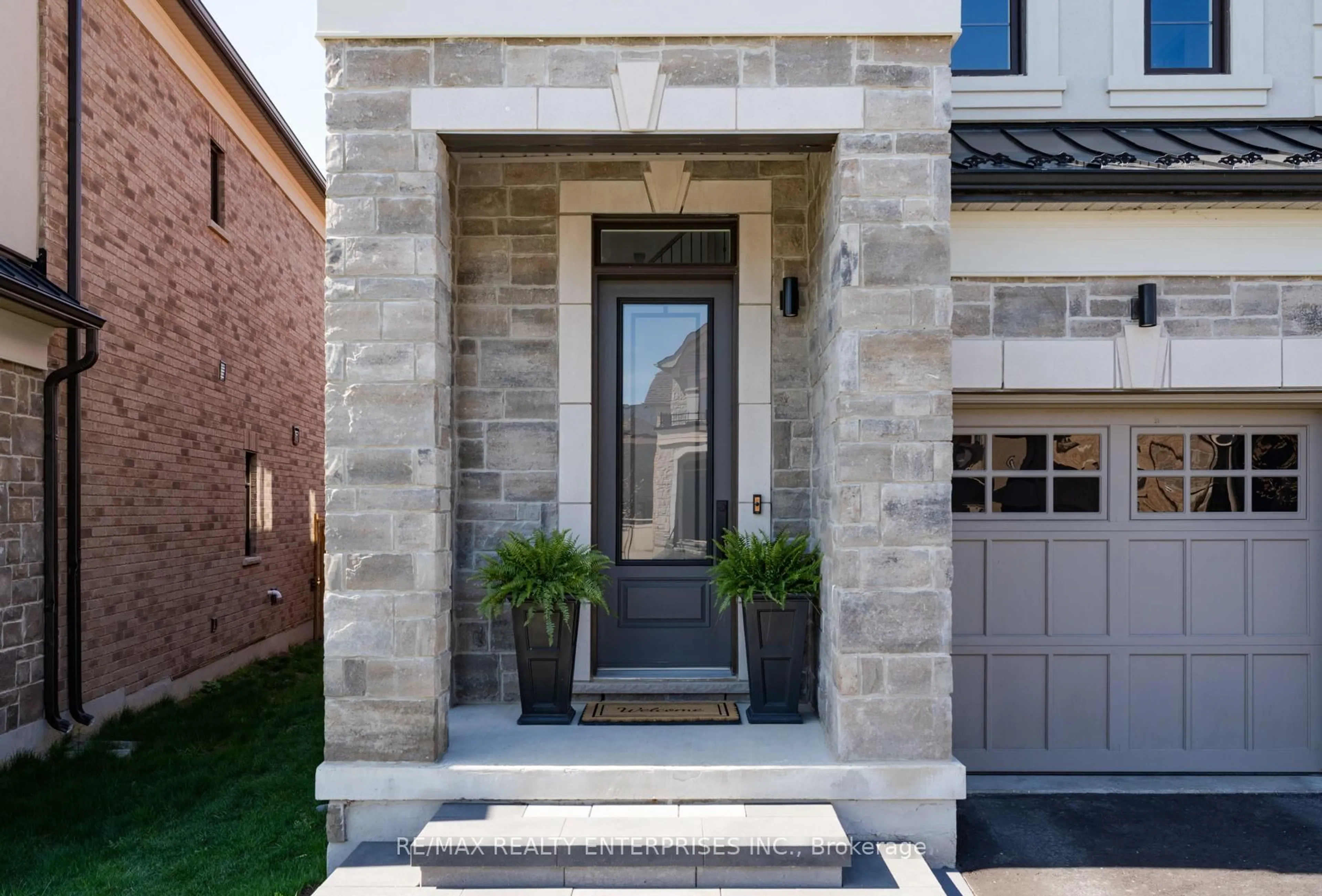 Indoor entryway for 15 Botelho Circ, Aurora Ontario L4G 3X2