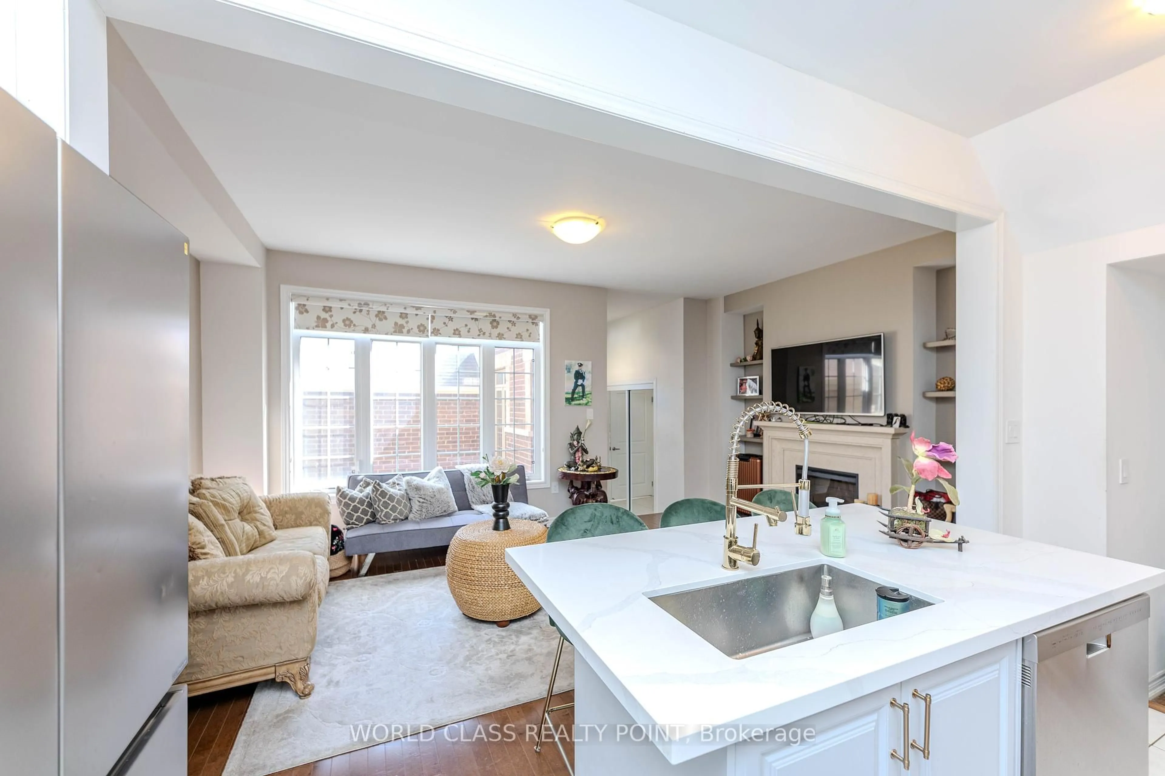 Open concept kitchen, unknown for 255 Barons St, Vaughan Ontario L4H 3Z3