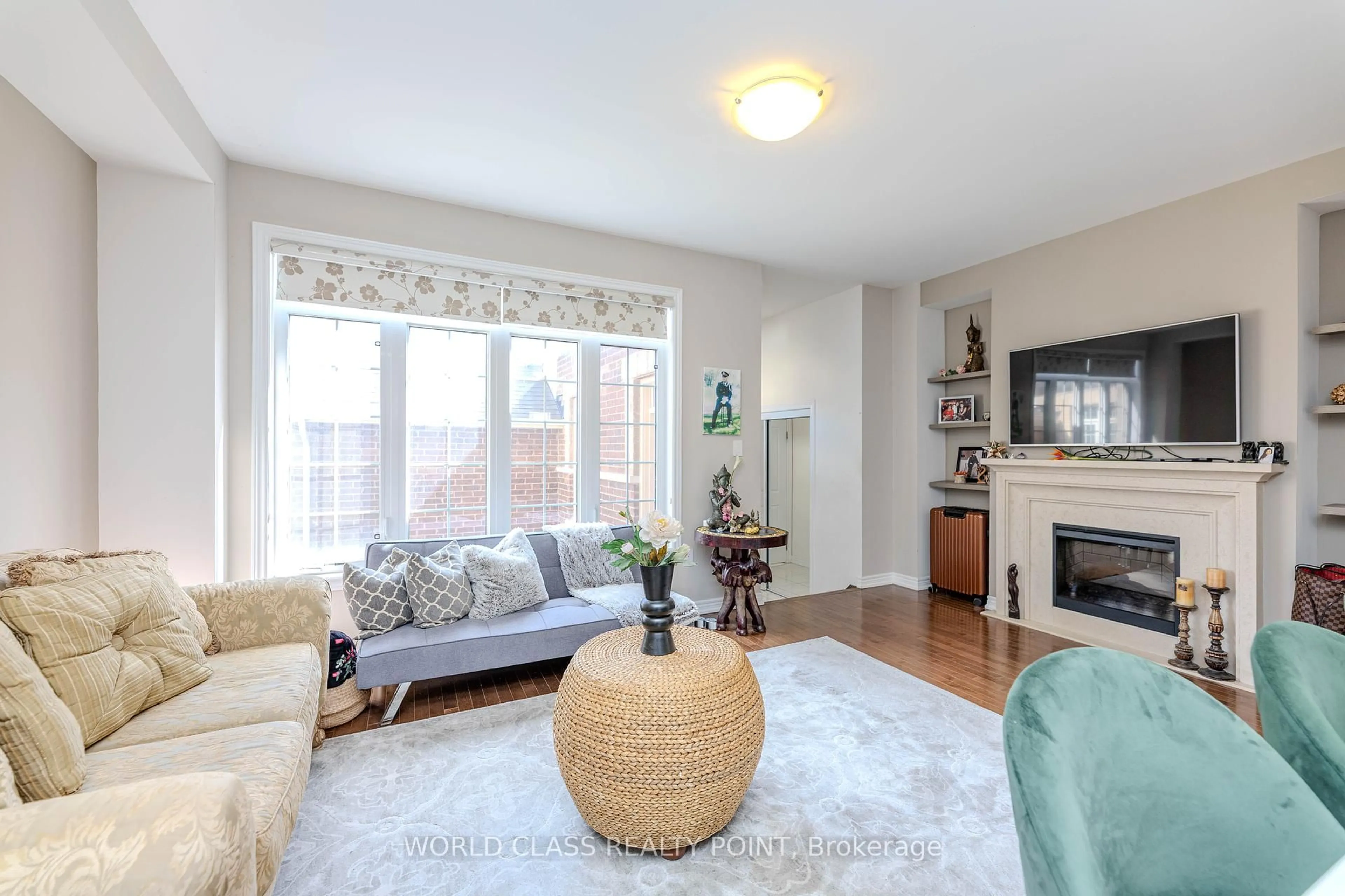 Living room with furniture, unknown for 255 Barons St, Vaughan Ontario L4H 3Z3