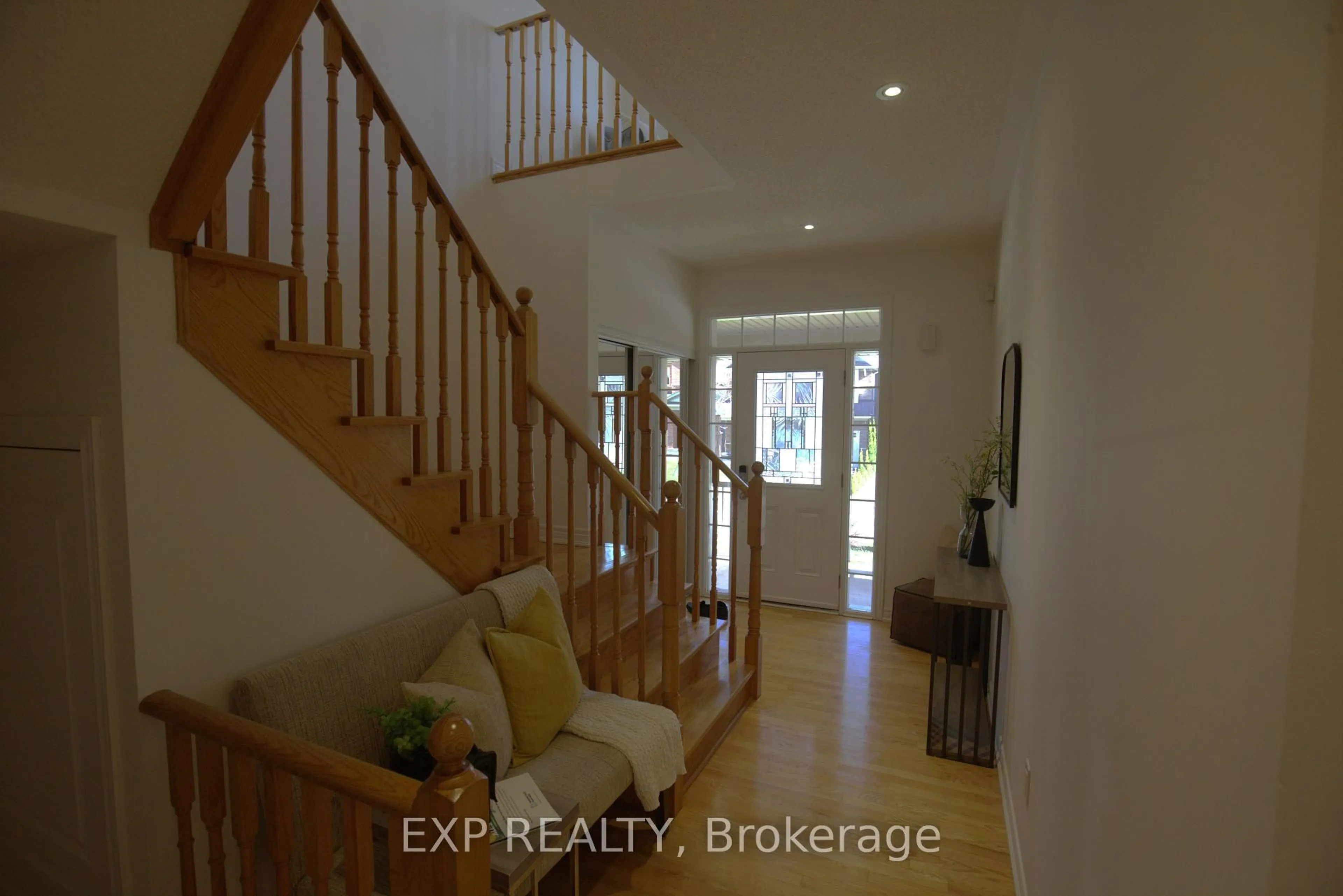 Indoor entryway for 30 Mansard Dr, Richmond Hill Ontario L4E 0L7