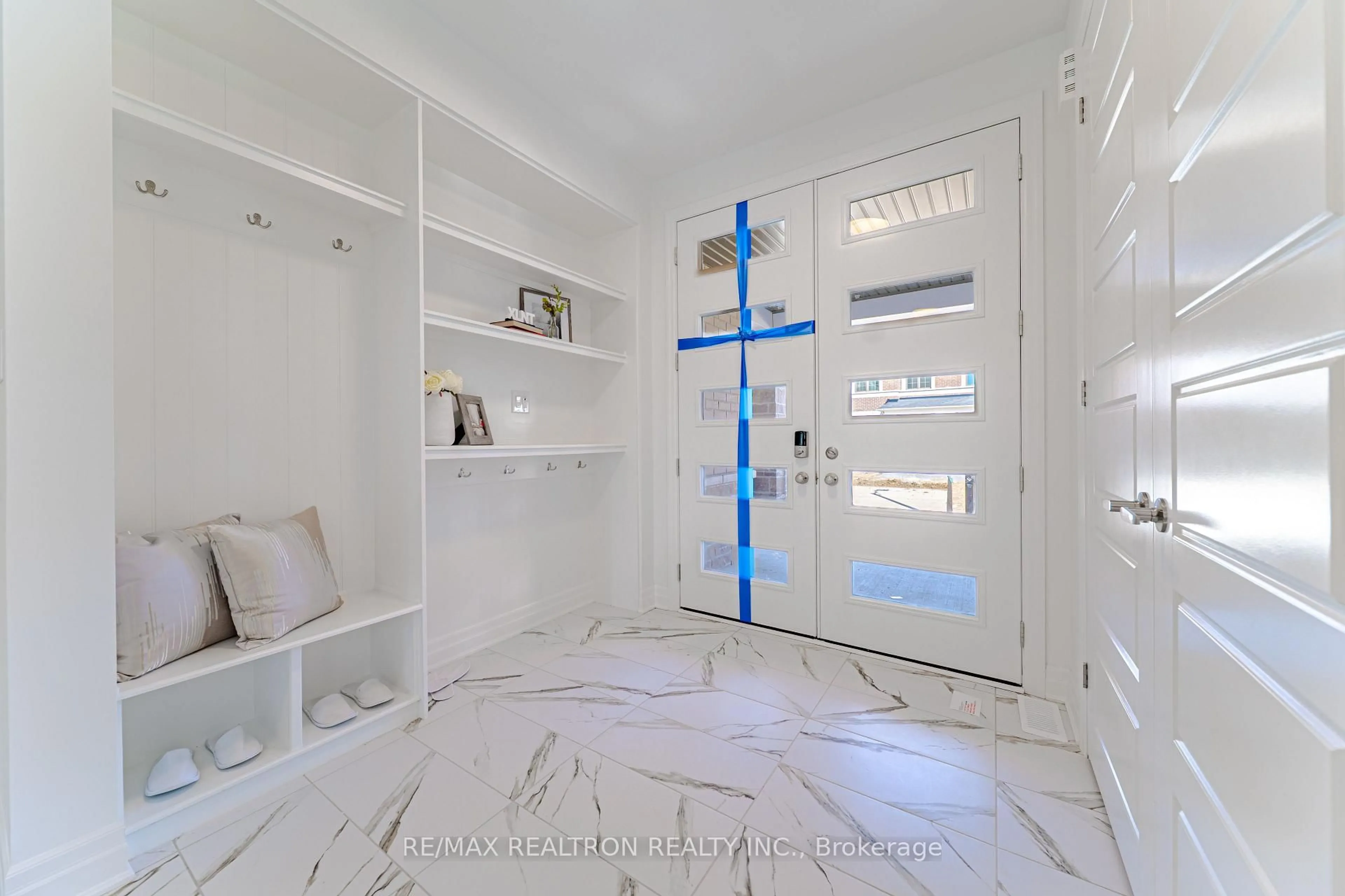 Indoor entryway for 63 Greenridge Cres, Markham Ontario L6C 3M1
