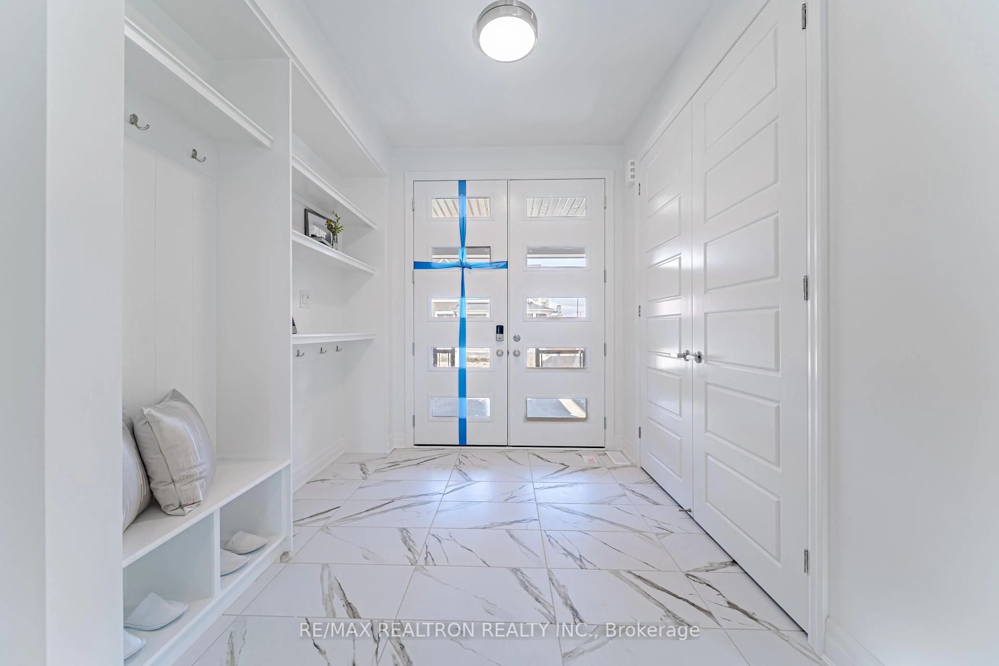 Indoor entryway for 63 Greenridge Cres, Markham Ontario L6C 3M1