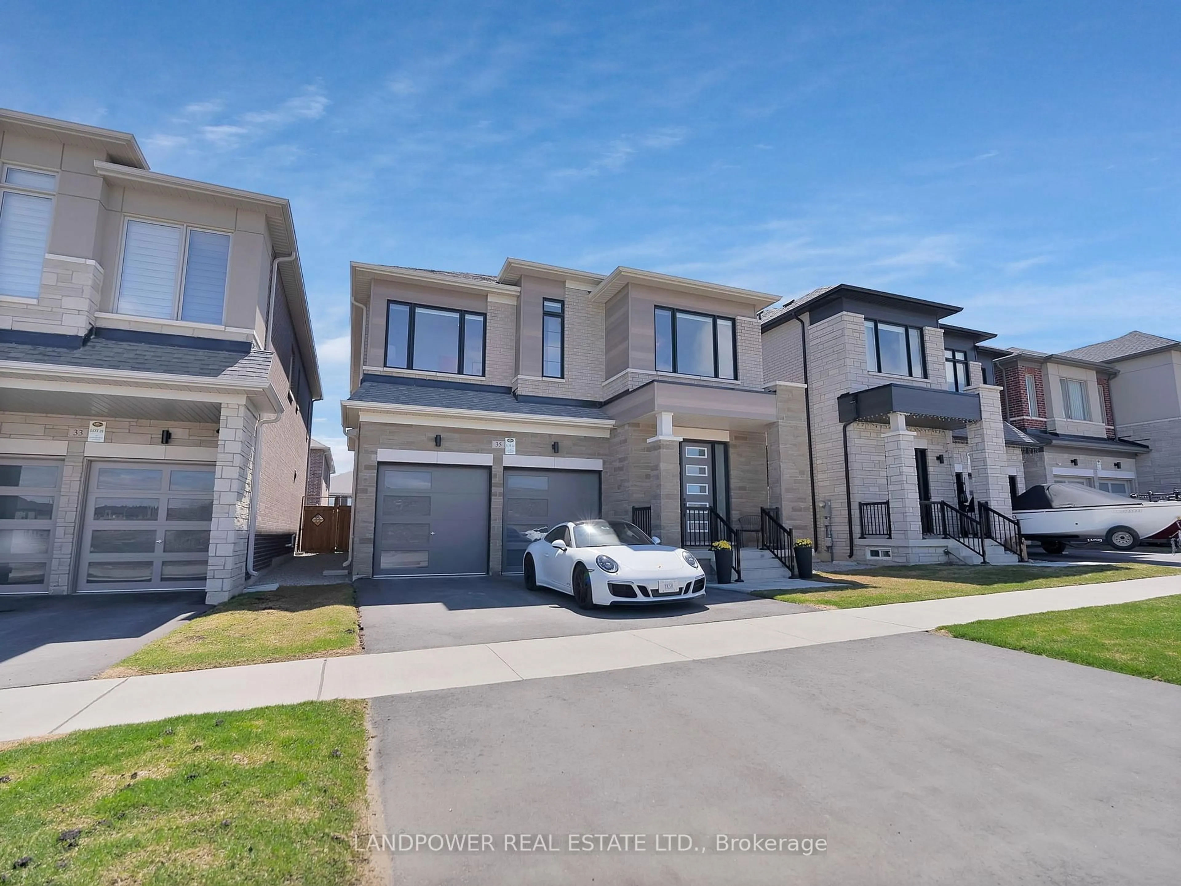 A pic from outside/outdoor area/front of a property/back of a property/a pic from drone, street for 35 Longworth Ave, Richmond Hill Ontario L4E 1J2