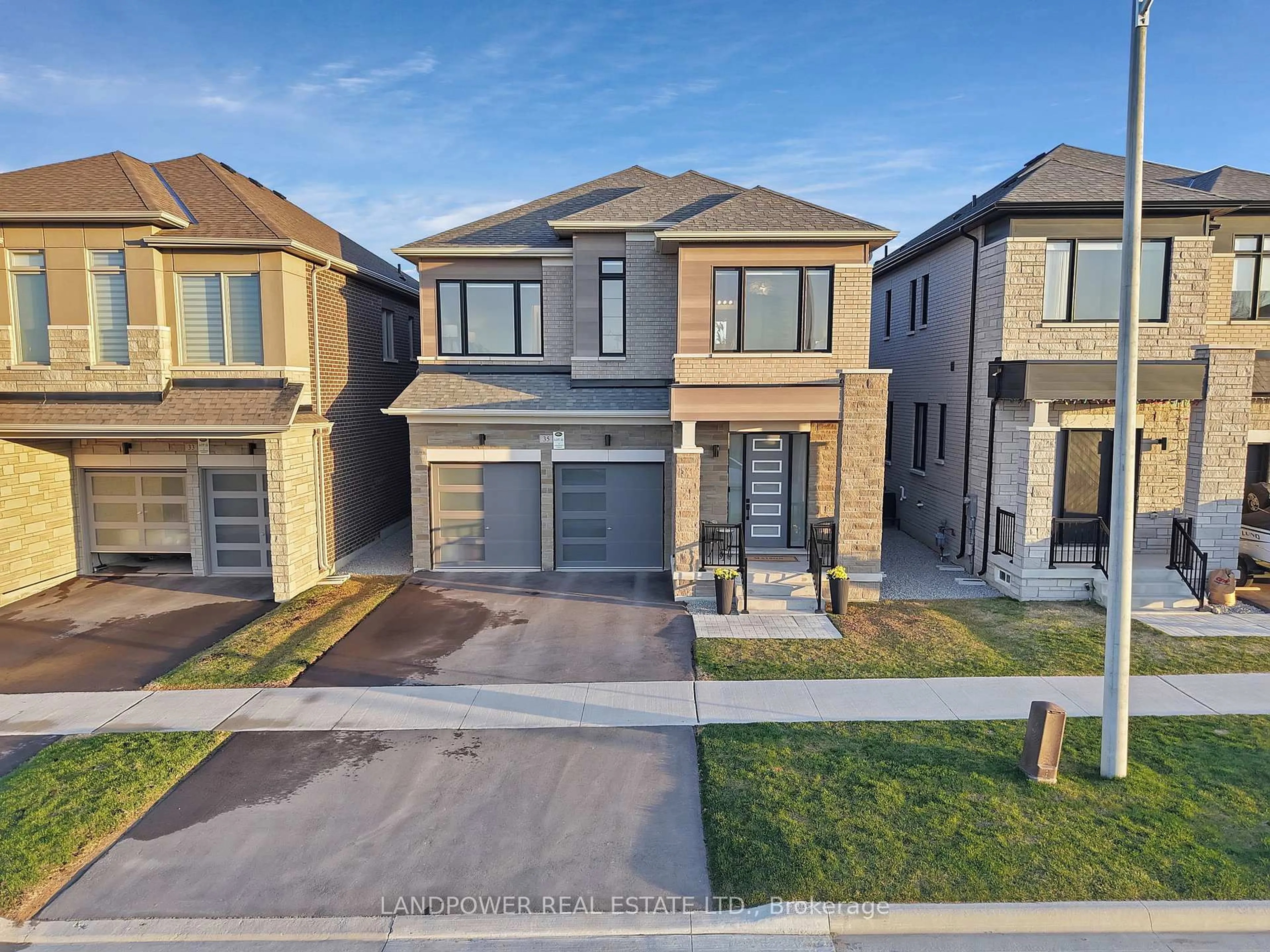 A pic from outside/outdoor area/front of a property/back of a property/a pic from drone, street for 35 Longworth Ave, Richmond Hill Ontario L4E 1J2