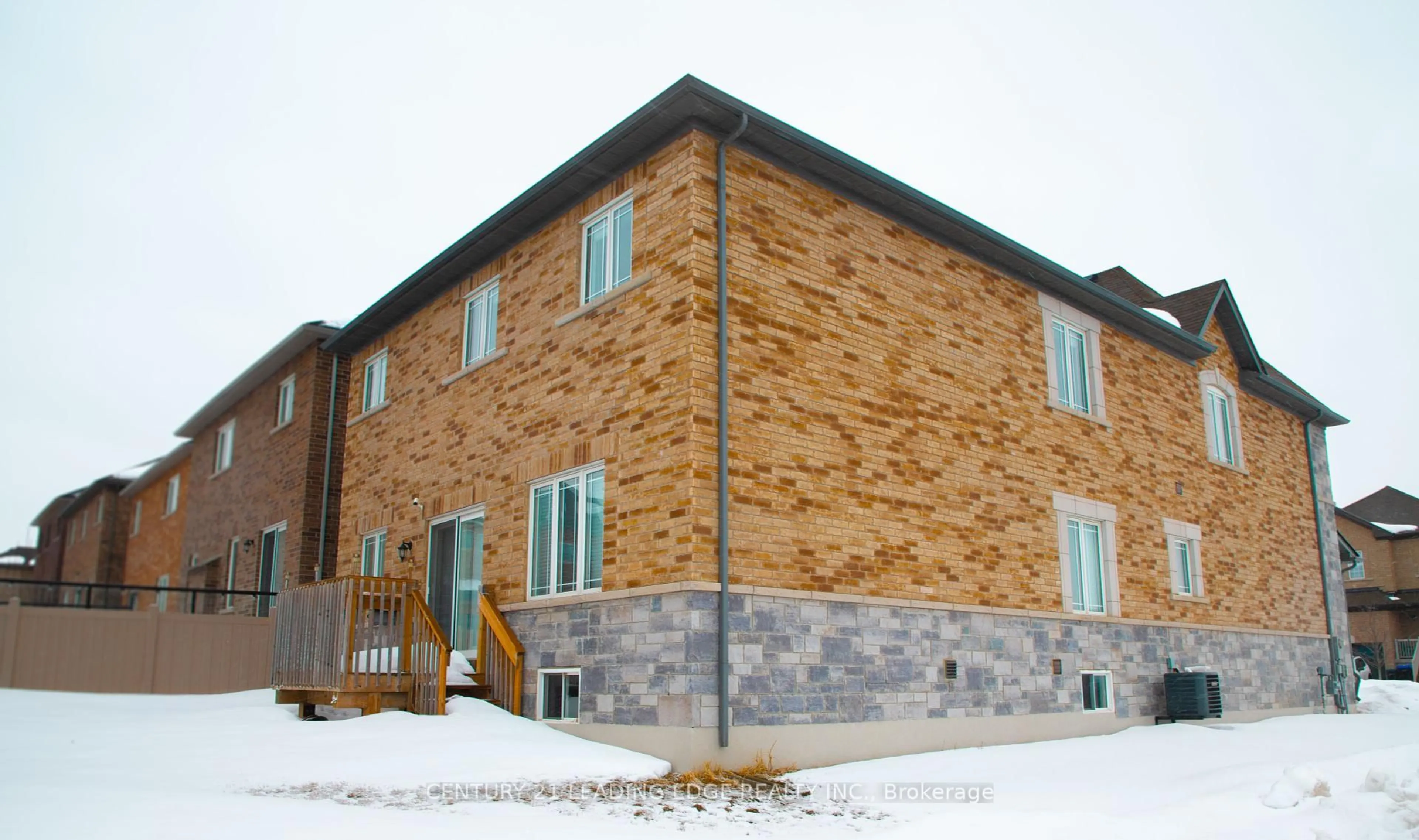 Patio, building for 122 Mckenzie Way, Bradford West Gwillimbury Ontario L3Z 4J4