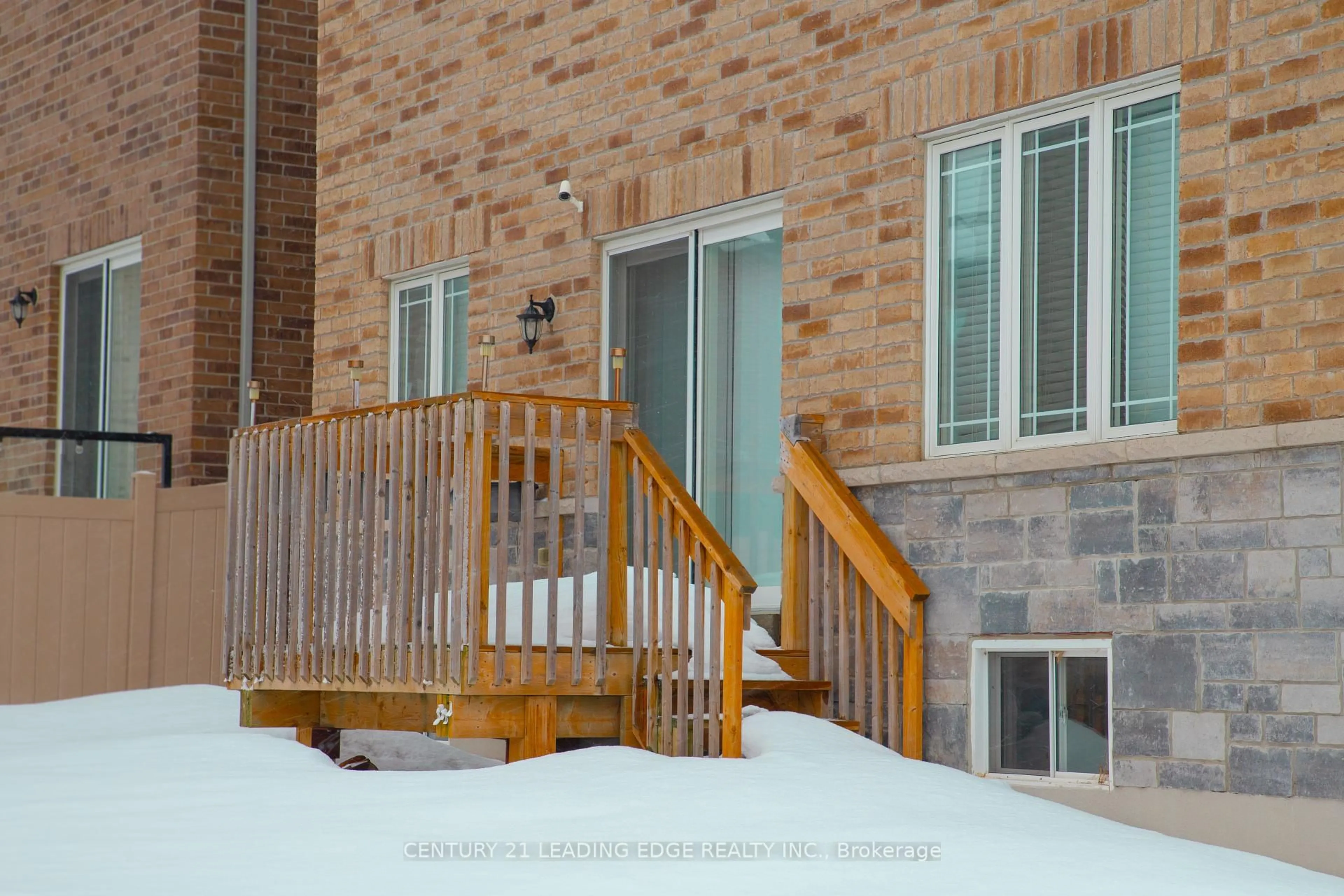 Patio, street for 122 Mckenzie Way, Bradford West Gwillimbury Ontario L3Z 4J4