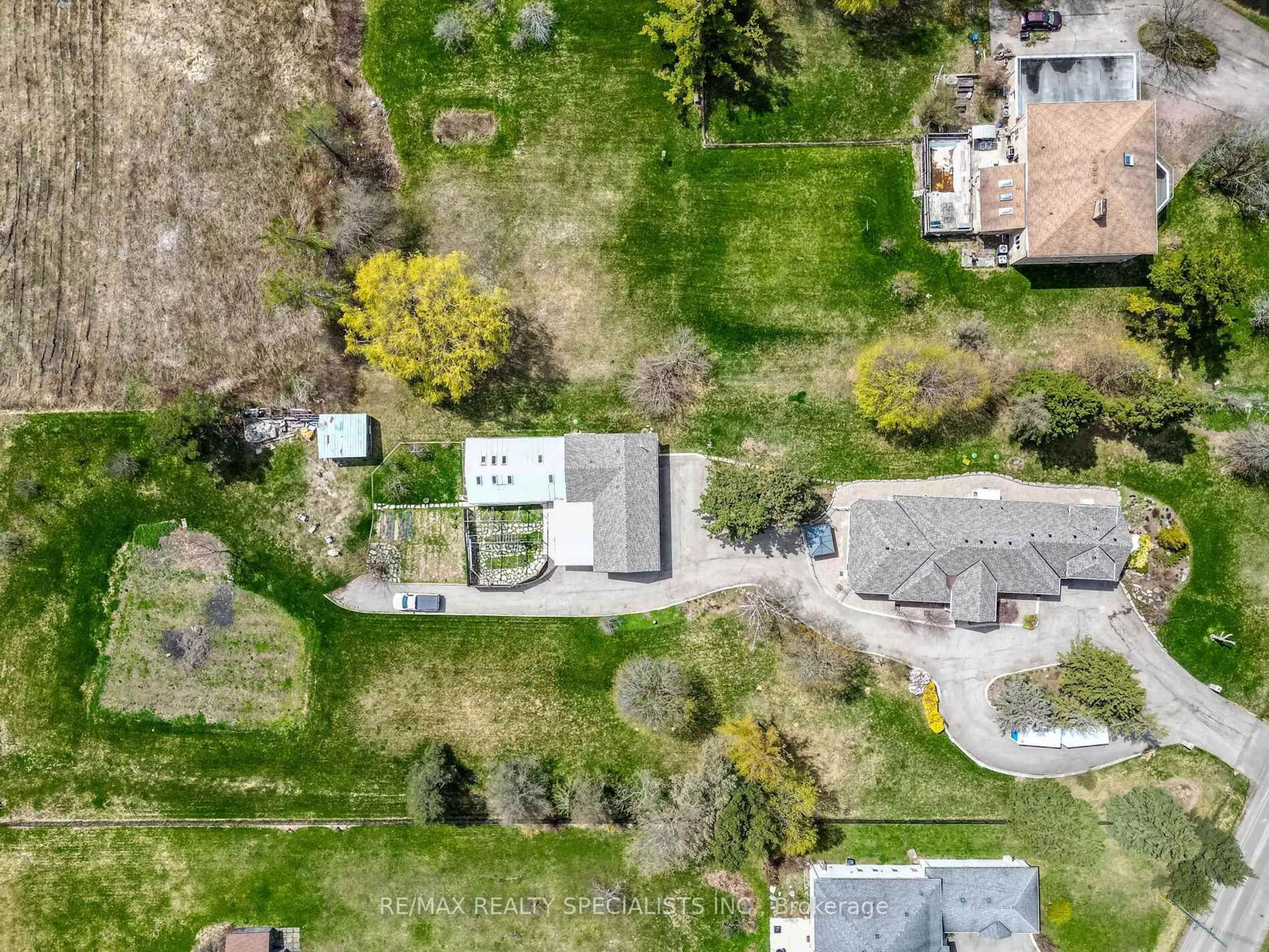A pic from outside/outdoor area/front of a property/back of a property/a pic from drone, street for 51 Diana Dr, King Ontario L0G 1N0