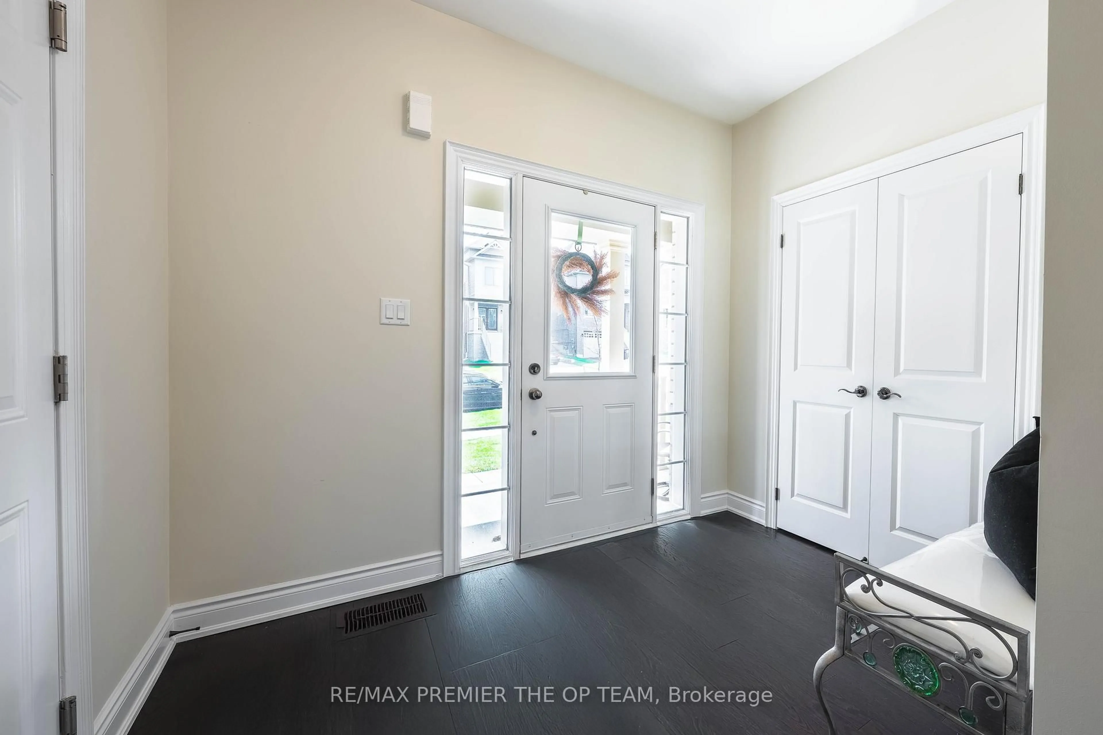 Indoor entryway for 53 Janes Cres, New Tecumseth Ontario L9R 0L8