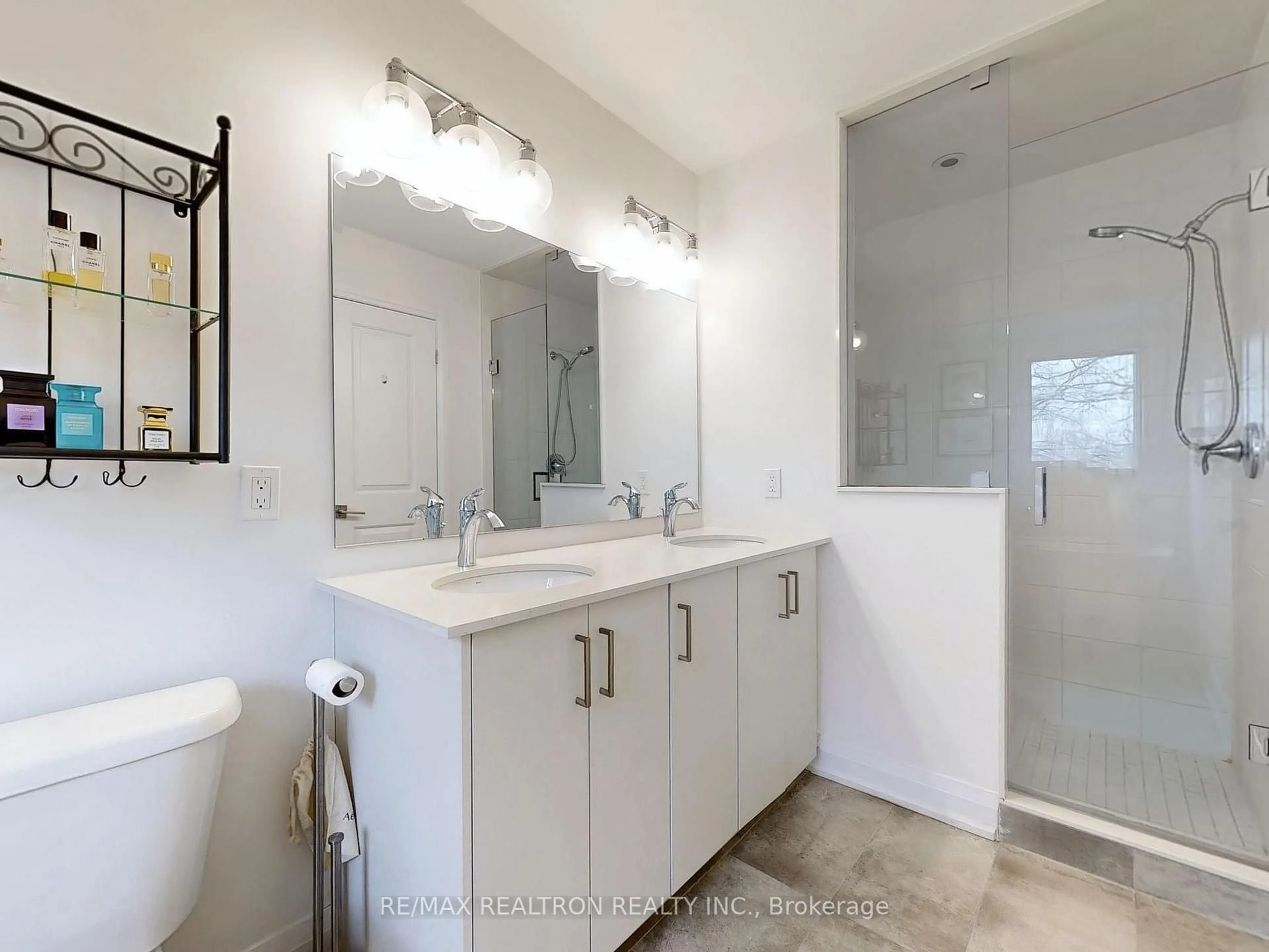 Contemporary bathroom, ceramic/tile floor for 10 Shatner Turnabout N/A, Vaughan Ontario L4L 0M4